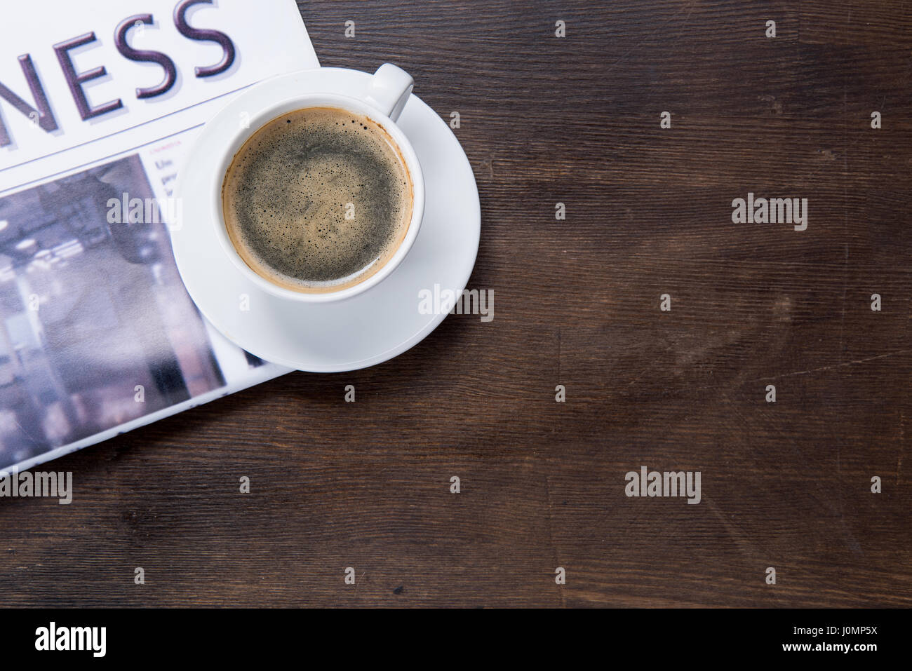 Close-up Draufsicht Kaffeetasse und Zeitung auf Holztisch Stockfoto