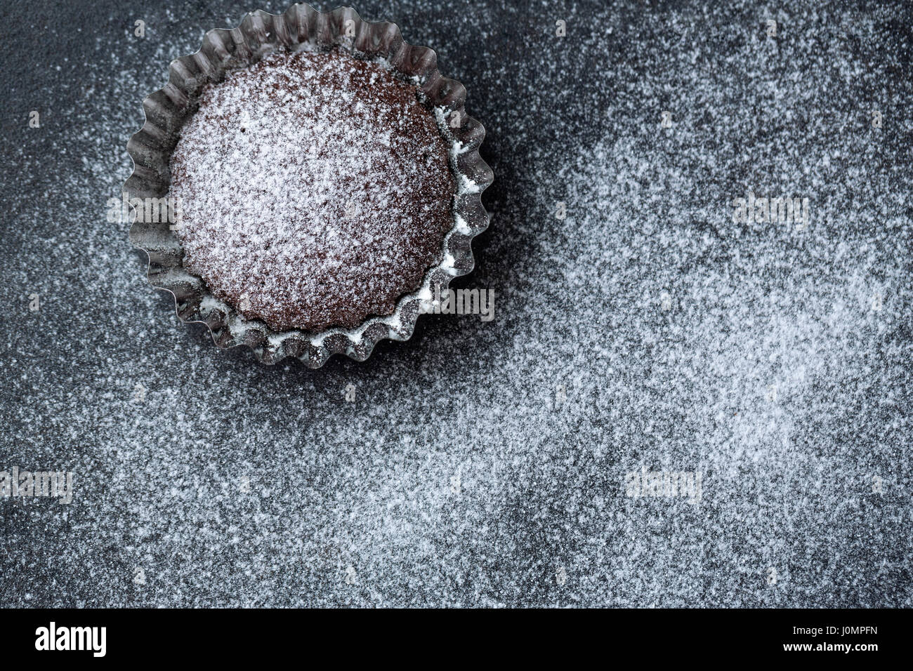 Weihnachten frisch backen Schokolade Muffin mit Puderzucker Stockfoto