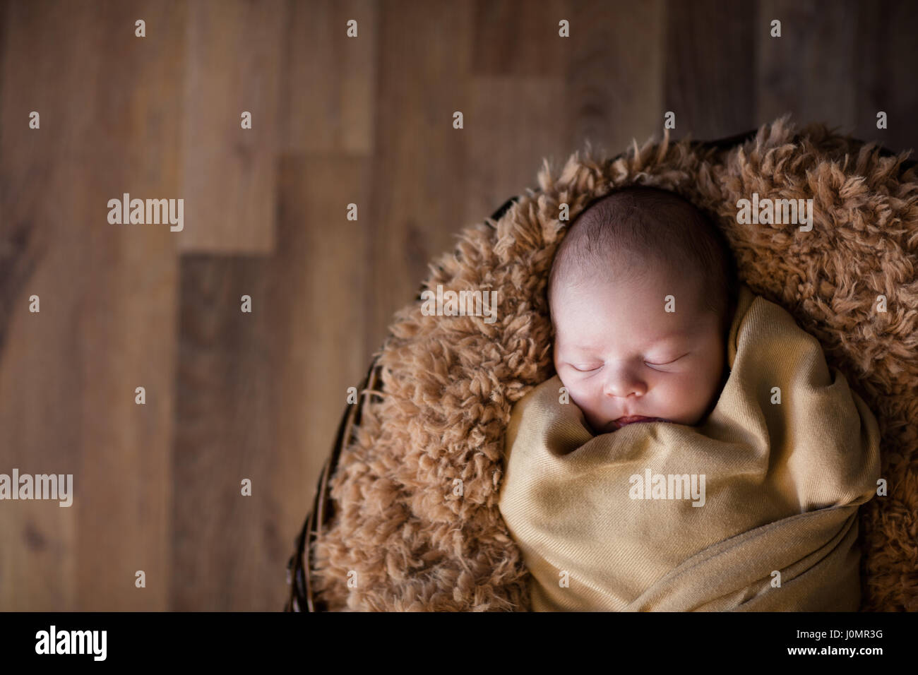 Niedliches Neugeborenen Baby schläft friedlich versteckt in flauschig weiche Decke Stockfoto