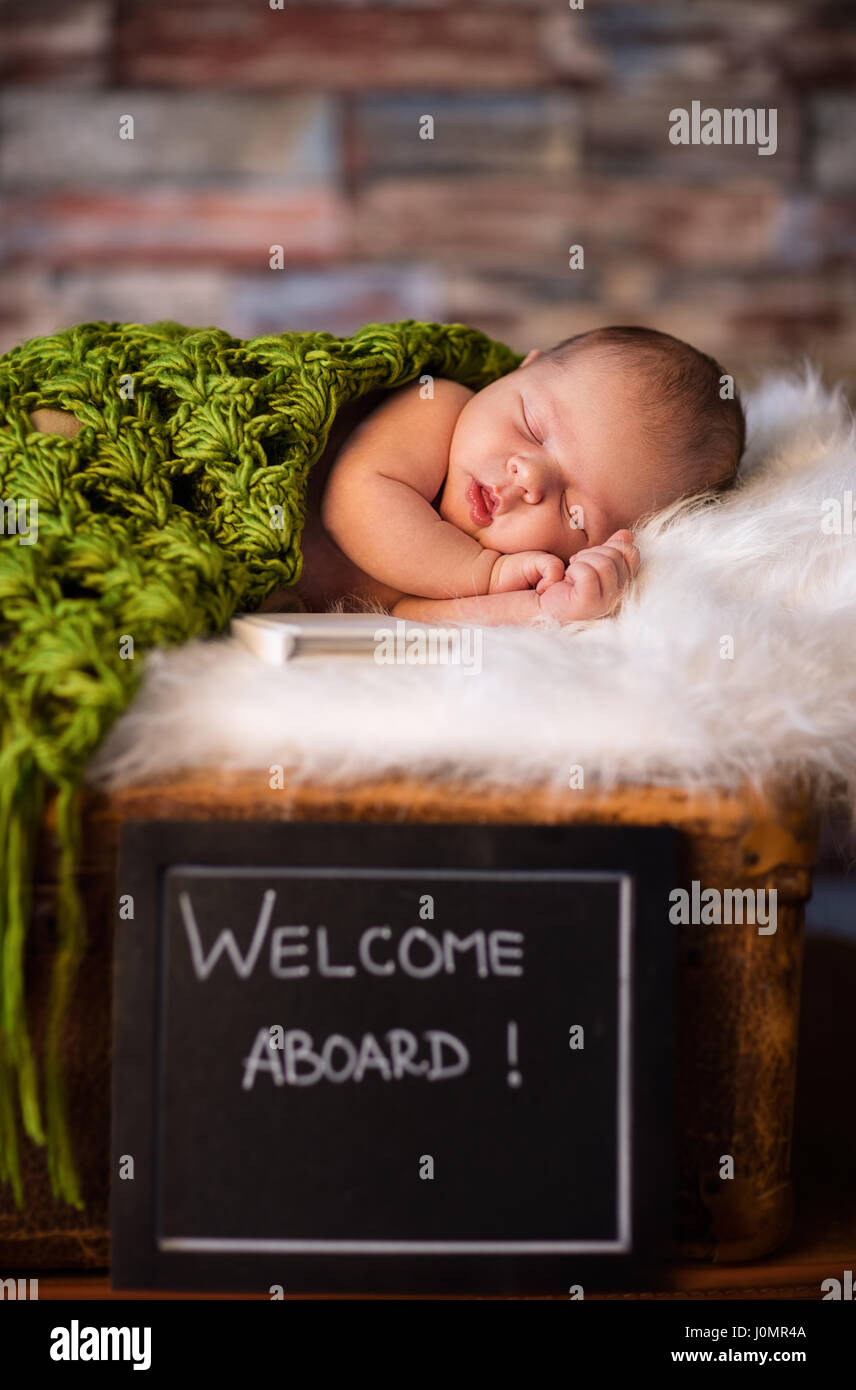 Süß und Unschuld neugeborenes Baby schlafen auf weiche Decke Stockfoto