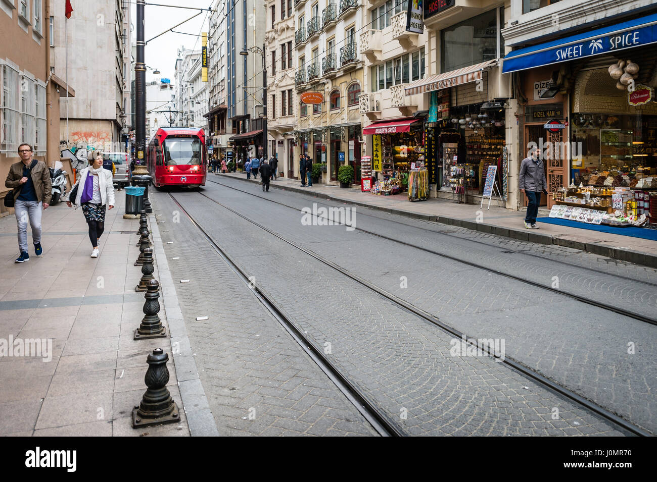 Istanbul, Türkei - 12. April 2017: Menschen sind neben der modernen Straßenbahnlinie im Viertel Eminonu, Istanbul Fuß Stockfoto