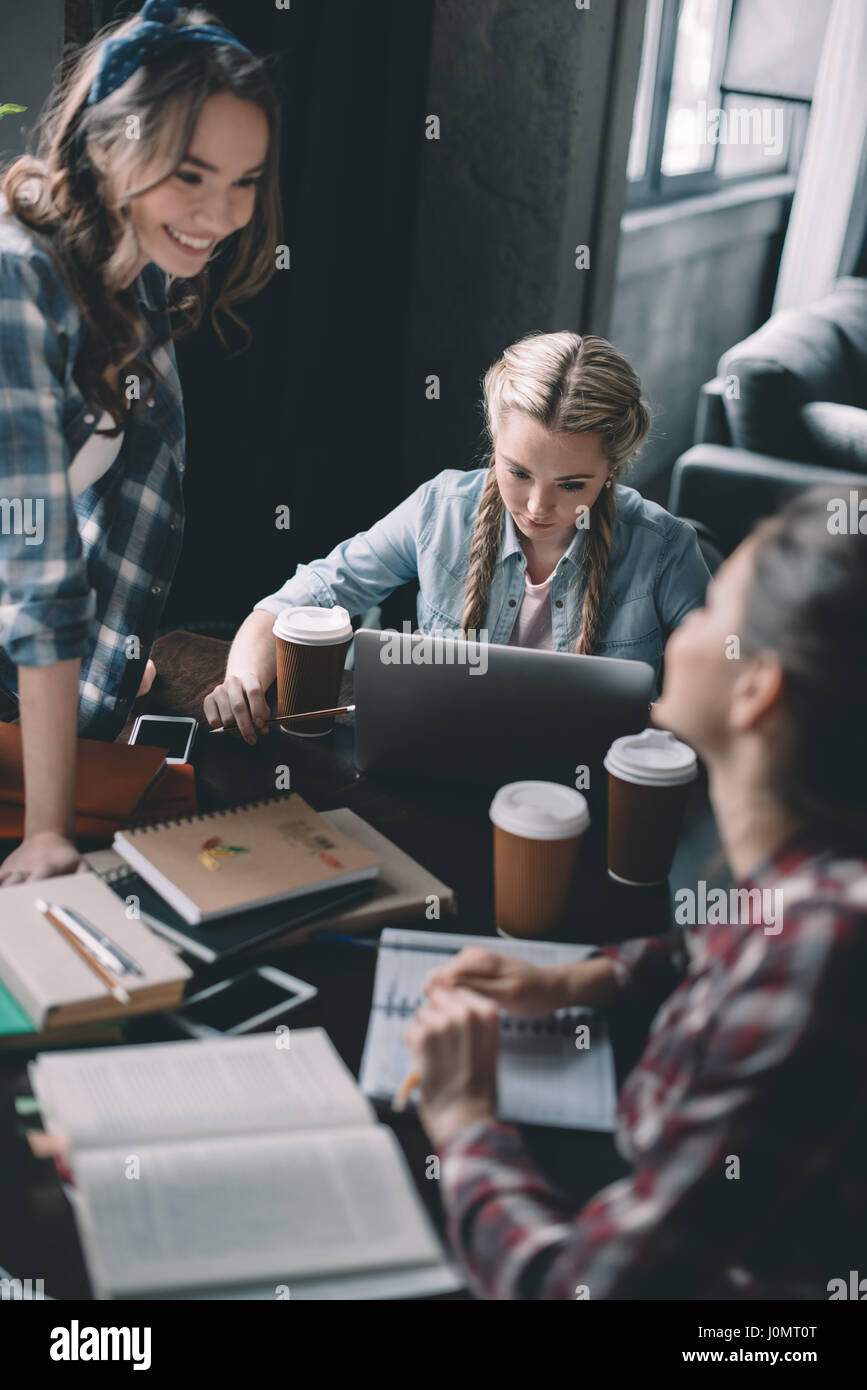 Schöne Mädchen Schüler Kaffee zu trinken und gemeinsam studieren am Schreibtisch Stockfoto