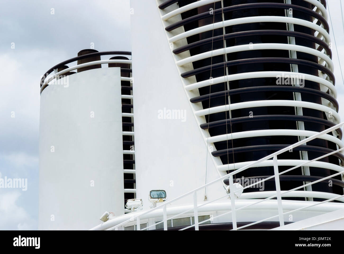 Weiße Schornsteine eines großen Kreuzfahrtschiffes Stockfoto