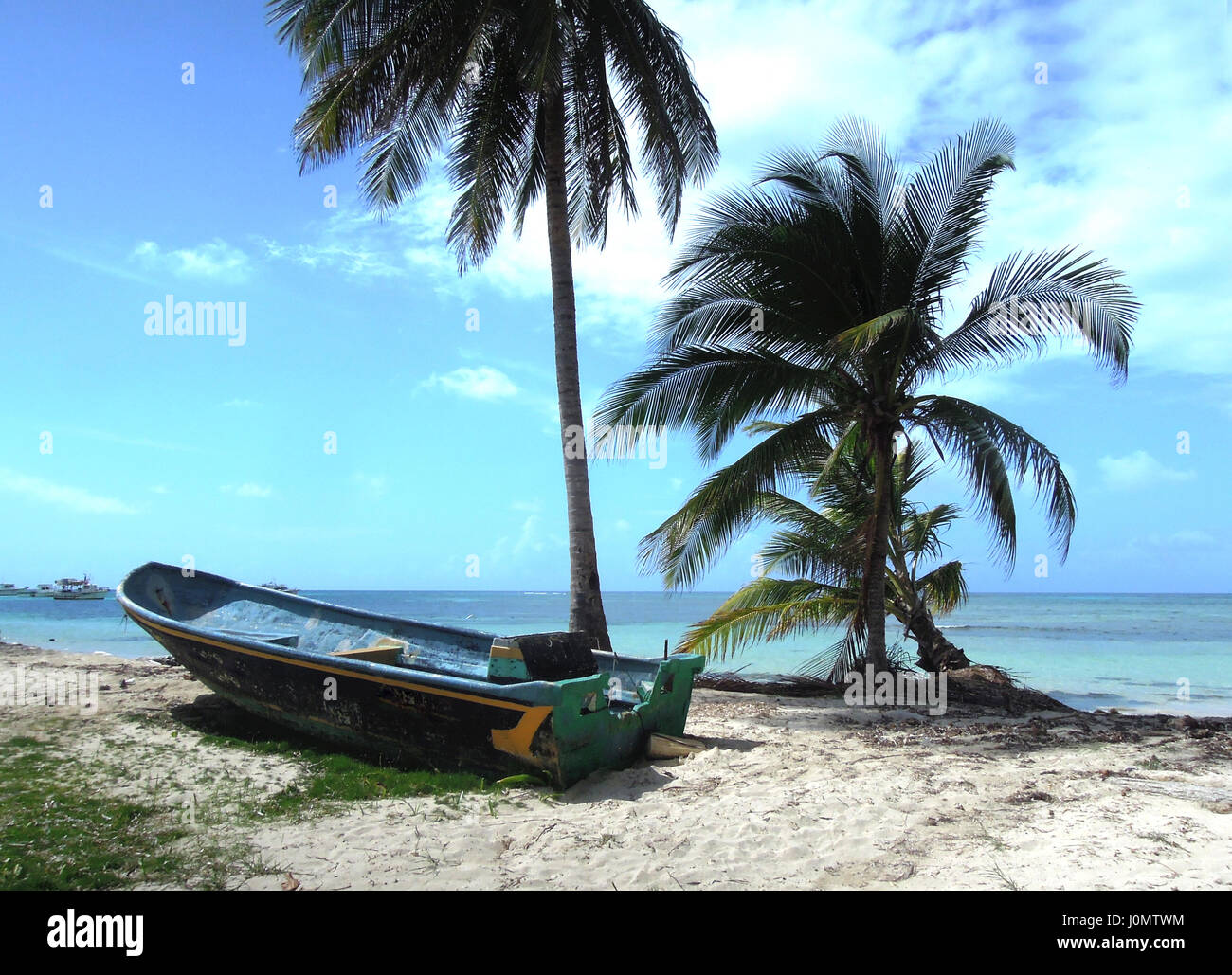 Big Corn Island Nicaragua Panga Fischerboot am Strand mit Kokosnusspalmen Karibik Mittelamerika Stockfoto