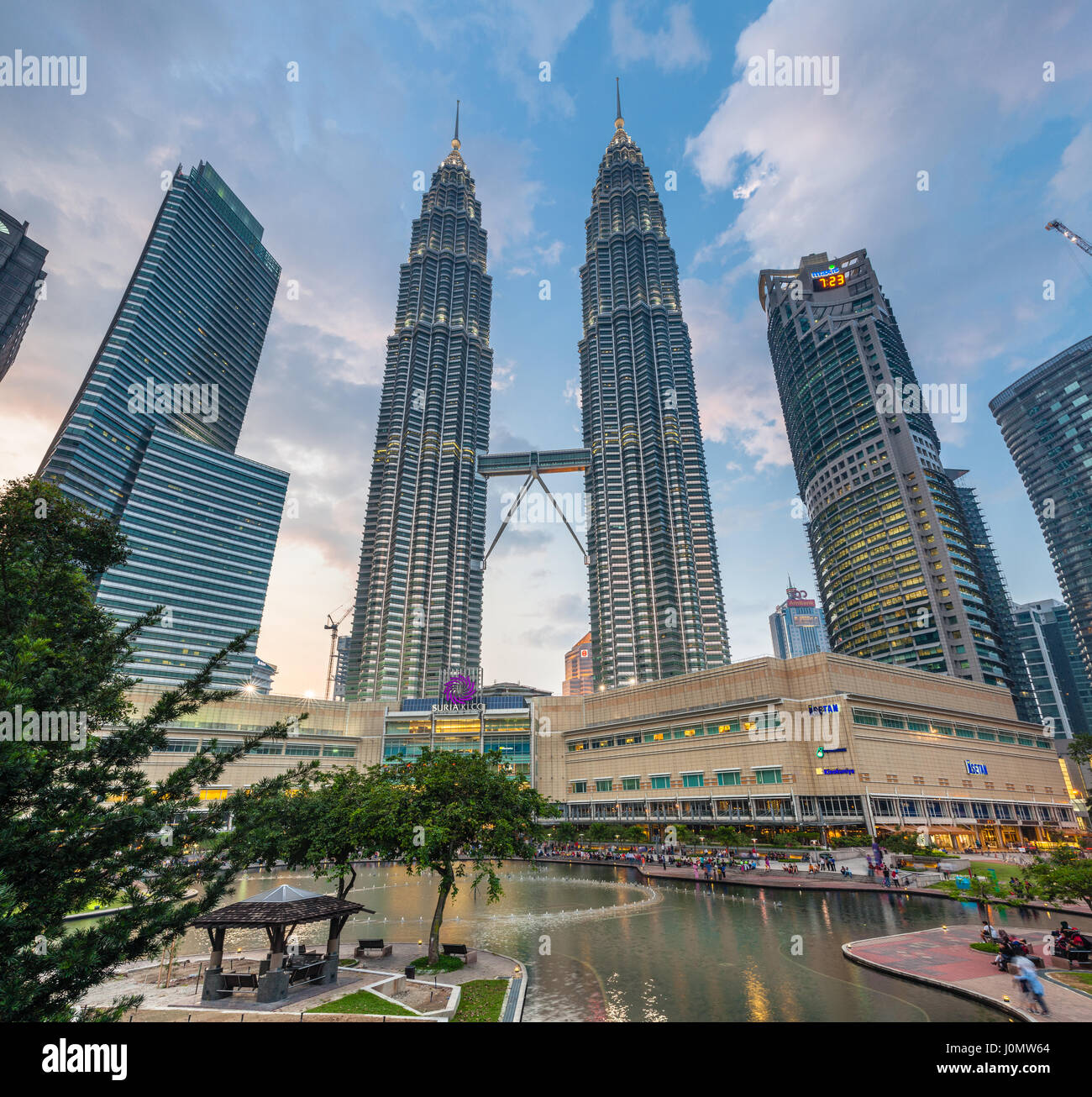 Kuala Lumpur, Malaysia - 14. März 2016: Petronas TwinTowers und Suria KLCC Shopping Mall bei Sonnenuntergang, Kuala Lumpur, Malaysia am 14. März 2016. Stockfoto
