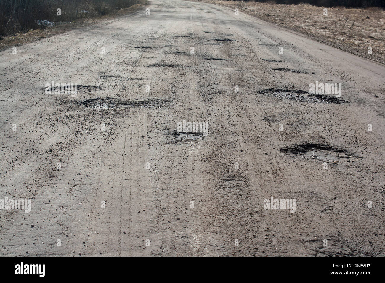 große Löcher in die asphaltierte Straße. Russland-2017 Stockfoto