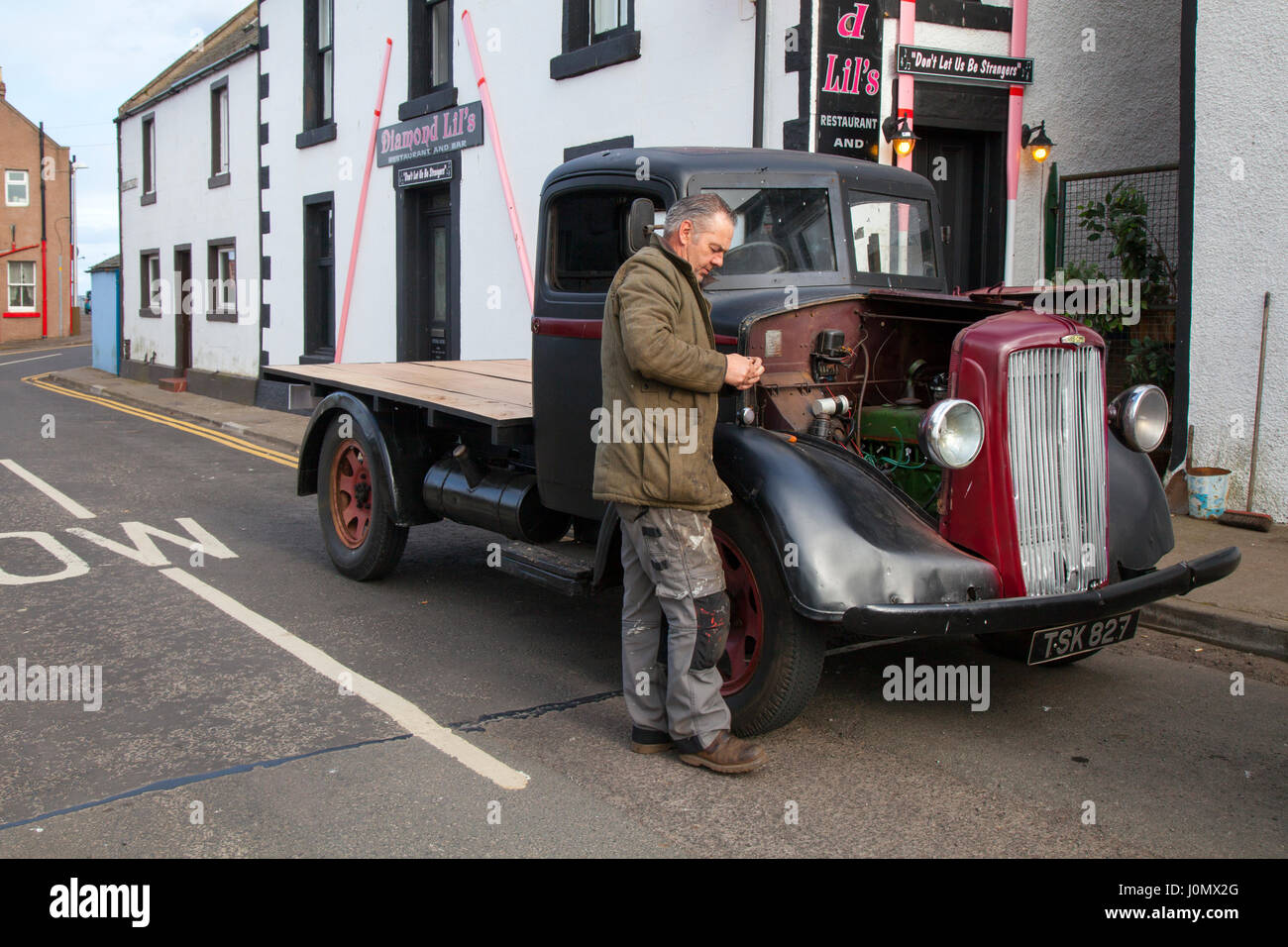 1923 20er Jahre vor dem Krieg Morris Commercial Van wird von Eigentümer Jim McCallum, der an seiner Restaurierung beteiligt ist, betreut. Montrose, Schottland, Großbritannien Stockfoto