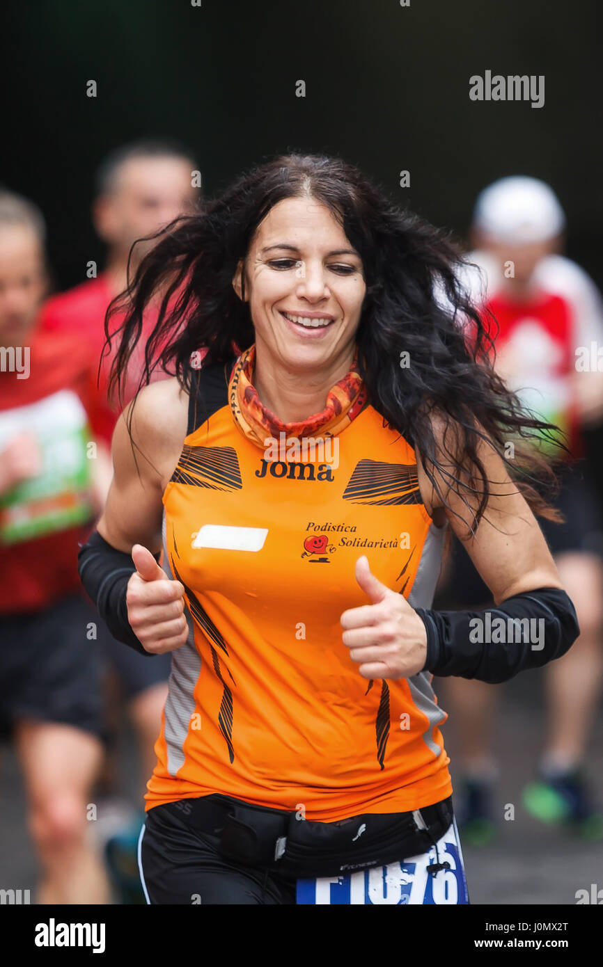 Rom, Italien - 2. April 2017: Frau Teilnehmer am 23. Rom Marathon fangen auf der Passage des Tunnels Umberto I, nur wenige Kilometer von der fin Stockfoto