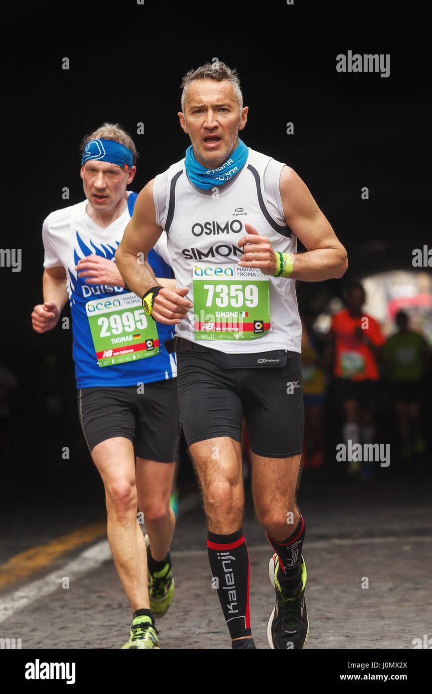 Rom, Italien - 2. April 2017: Zwei Athleten des 23. Rom Marathon getroffen, um den Durchgang des Tunnels Umberto I, wenige Kilometer vor dem Ziel. Stockfoto