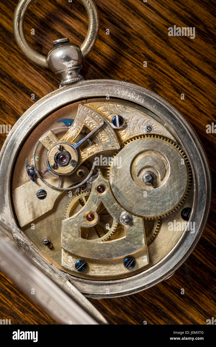 Detail der genaue Mechanismus in antiken Ami Sandoz & Fils Schweizer hand geschnitzten Duplex Hemmung Stil Silber Pocket Watch c 1860 Stockfoto