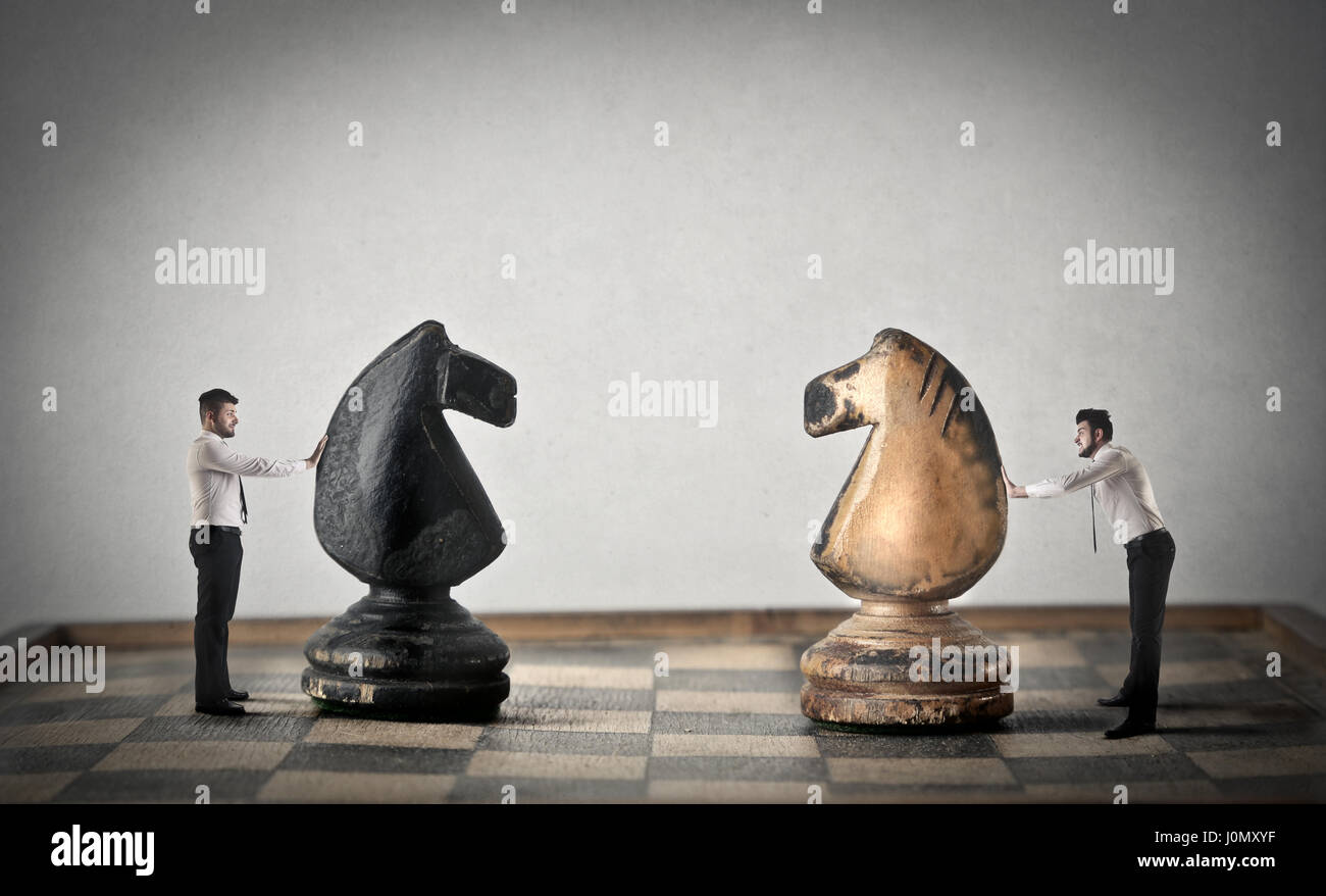 2 Geschäftsmänner mit riesigen Schach spielen Stockfoto