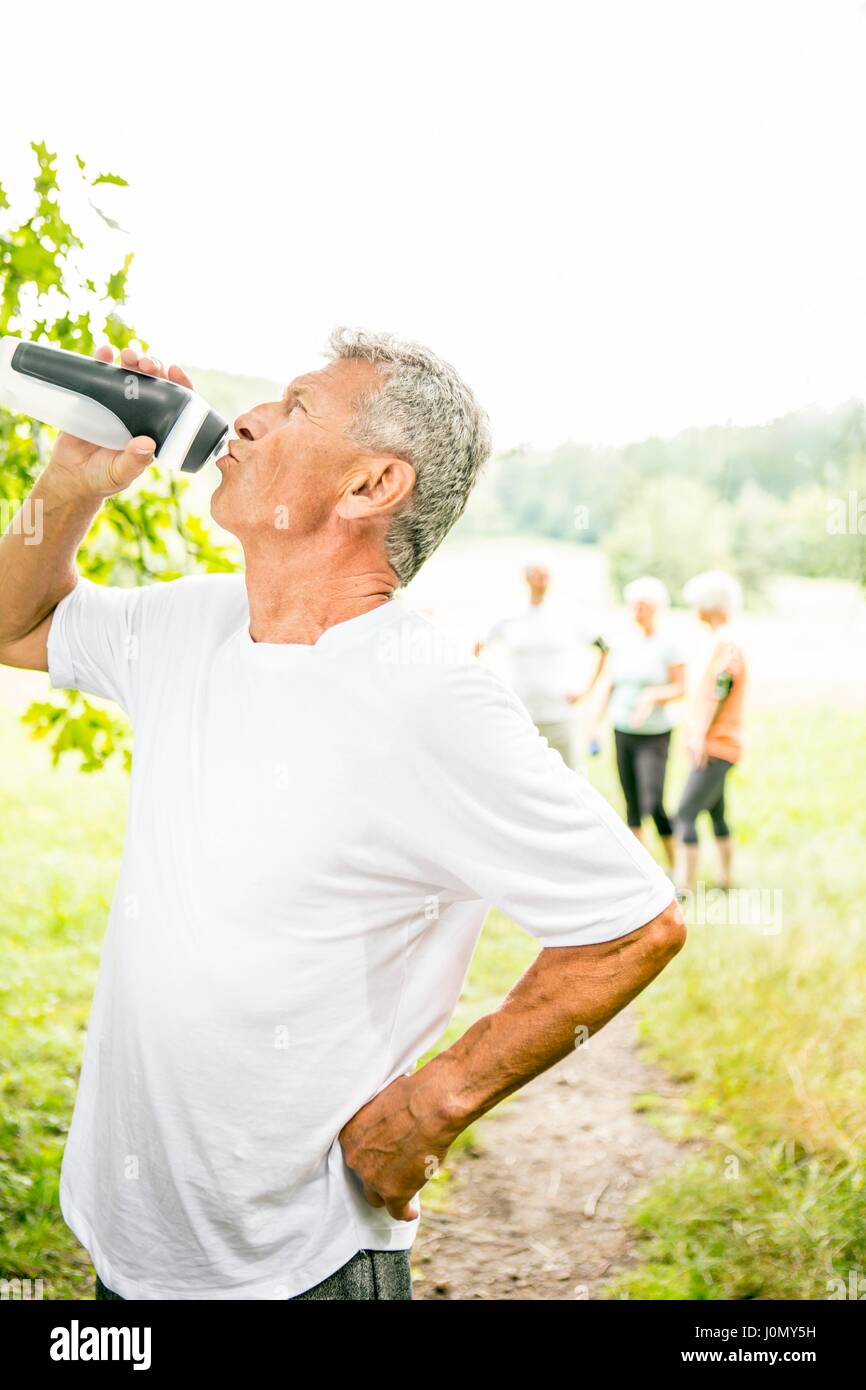 Ältere Menschen Trinkwasser aus Sport Flasche. Stockfoto