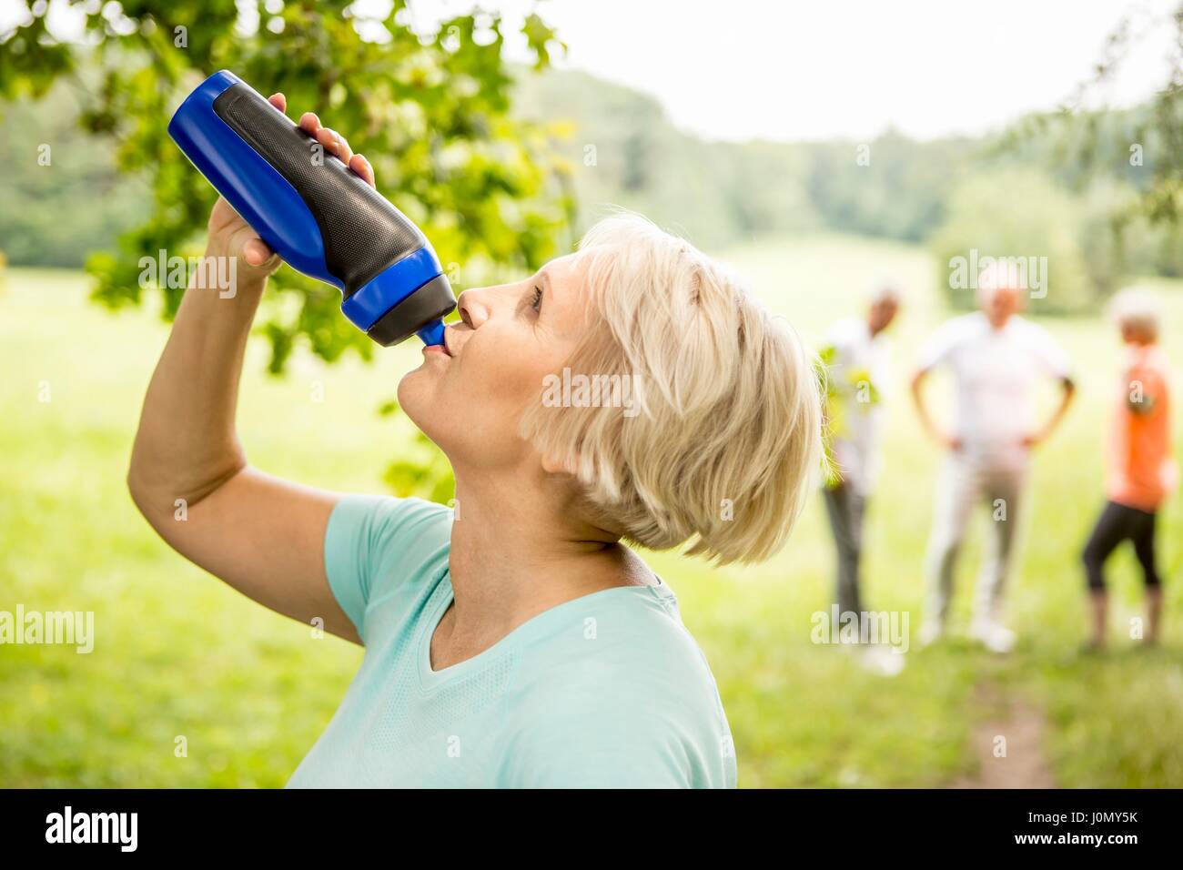 Ältere Frau trinkt Wasser aus Sport Flasche.. Stockfoto