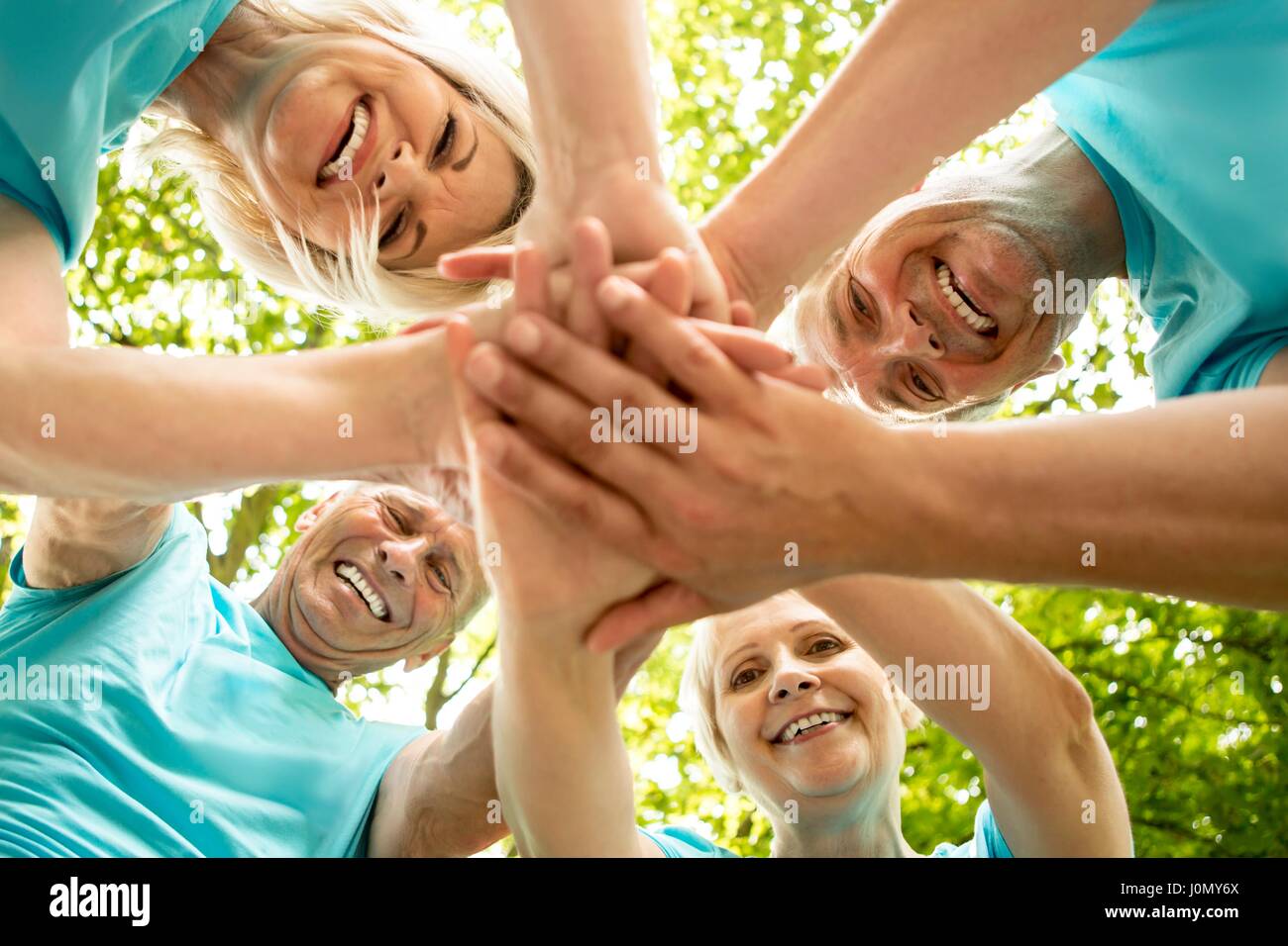 Vier Personen in Gruppe Unordnung, Low Angle View. Stockfoto