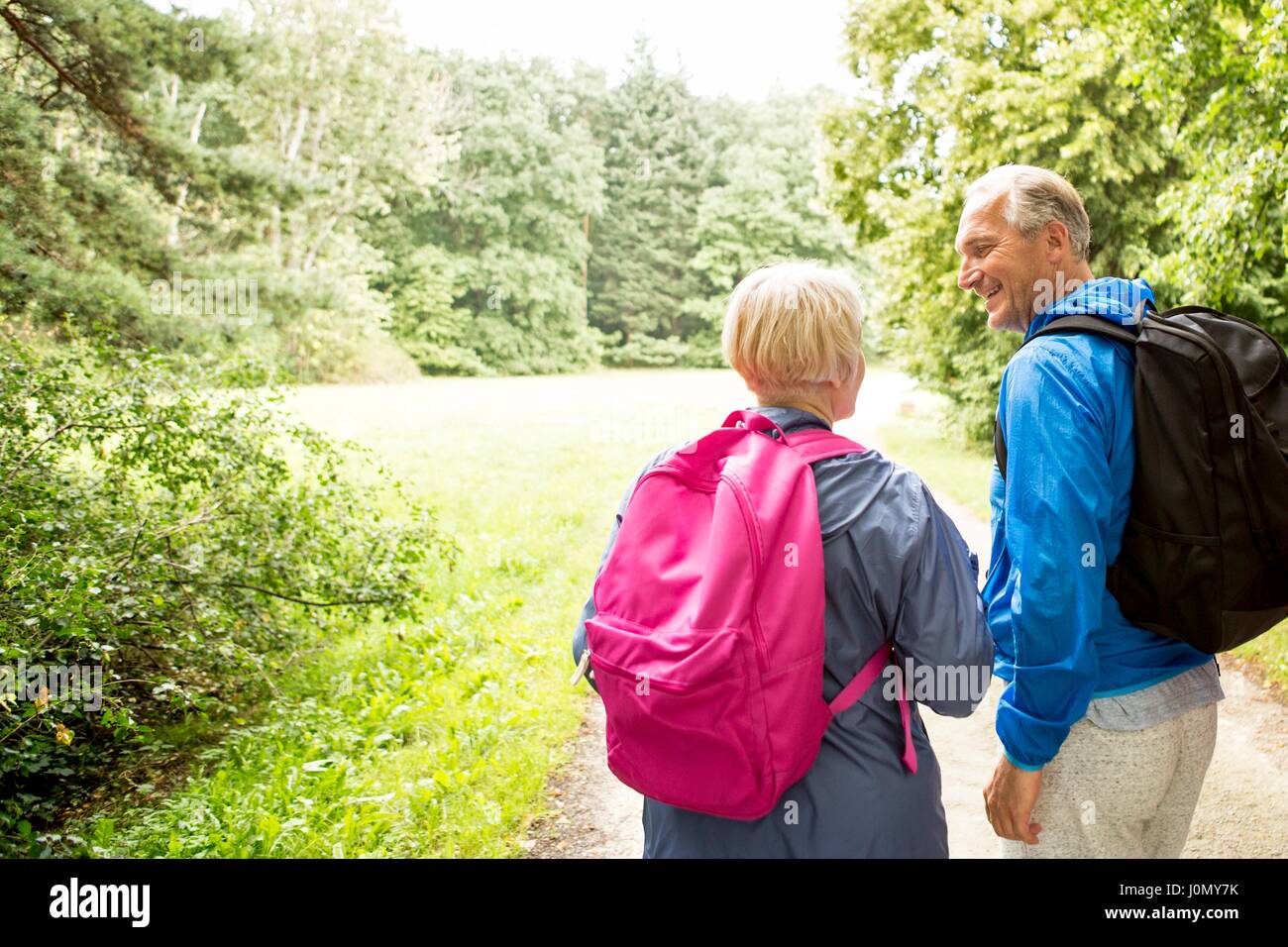 Vier Menschen auf der Wanderung. Stockfoto