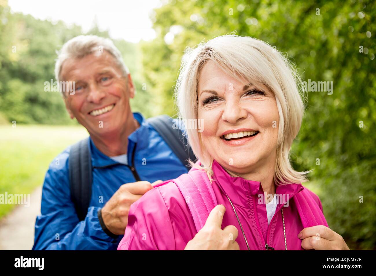 Senior Paar auf Wanderung, lächelnd. Stockfoto