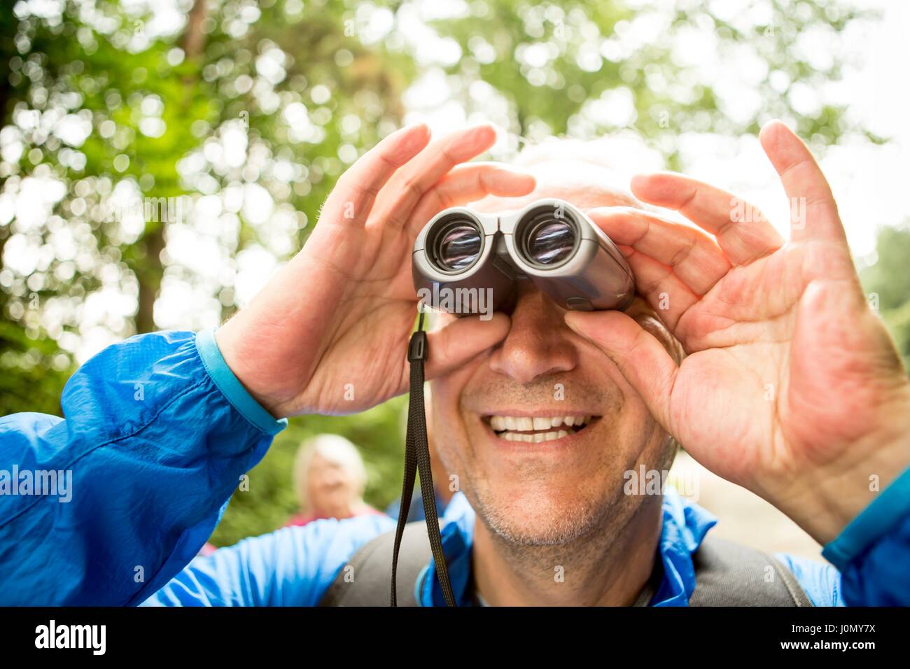 Reifer mann Blick durch ein Fernglas. Stockfoto