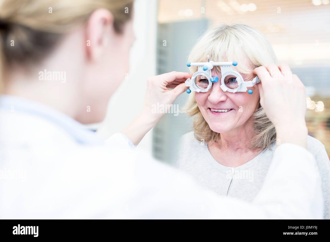 Ältere Frau, die Augenuntersuchung durch den Augenarzt. Stockfoto
