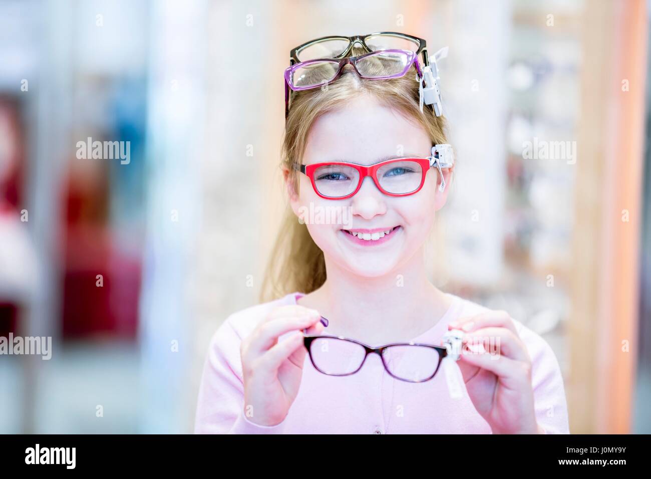 Porträt von Mädchen versucht Gläser im Optiker Shop. Stockfoto