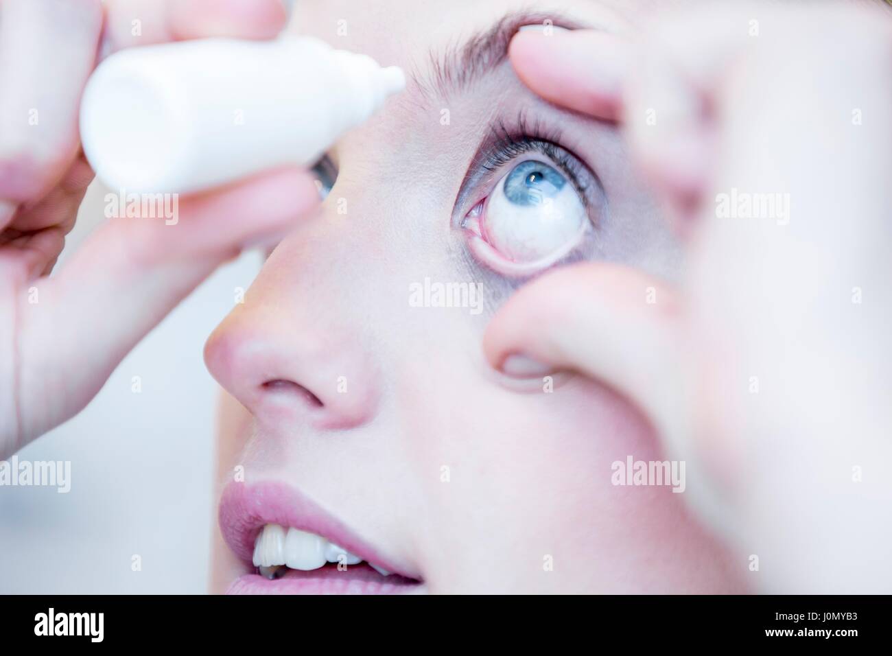 Nahaufnahme der antragstellenden Person Auge Tropfen. Stockfoto