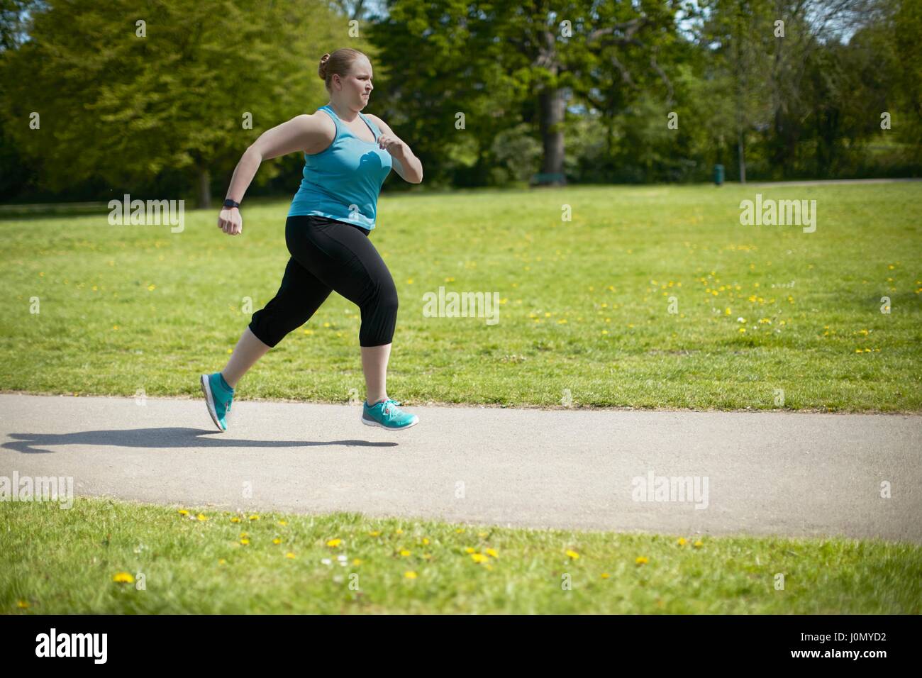 Junge Frau rennt weg. Stockfoto