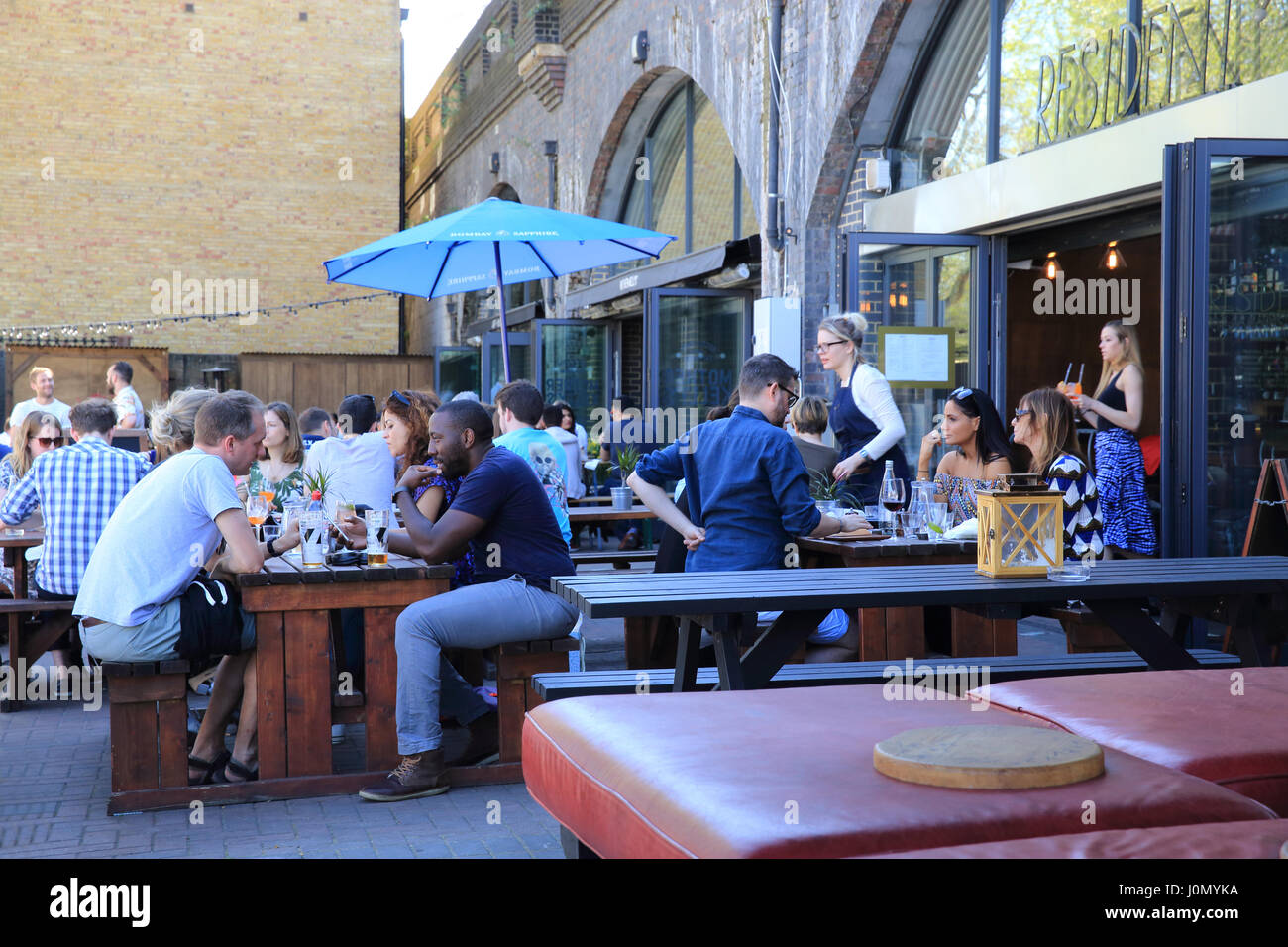 Trendige Bars und Restaurants auf Paradise Row, darunter die Bahnbögen in Bethnal Green, E2, London, Großbritannien Stockfoto