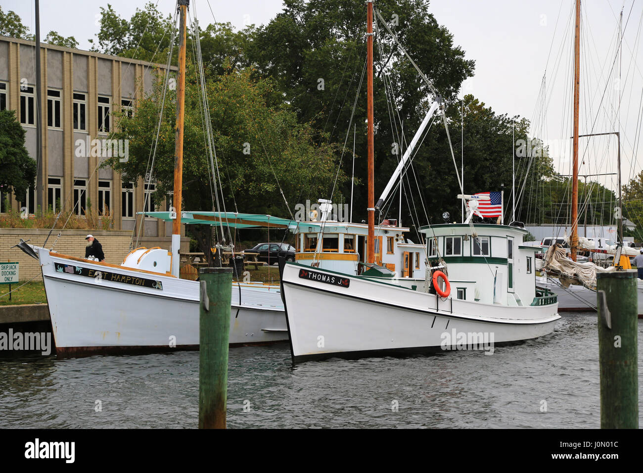 Motor Schiffe Thomas J. und East Hampton vor dem jährlichen Skipjack-Rennen in Cambridge, MD Stockfoto Motor Schiffe Thomas J. und East Hampton vor dem jährlichen Skipjack-Rennen in Cambridge, MD Stockfoto
