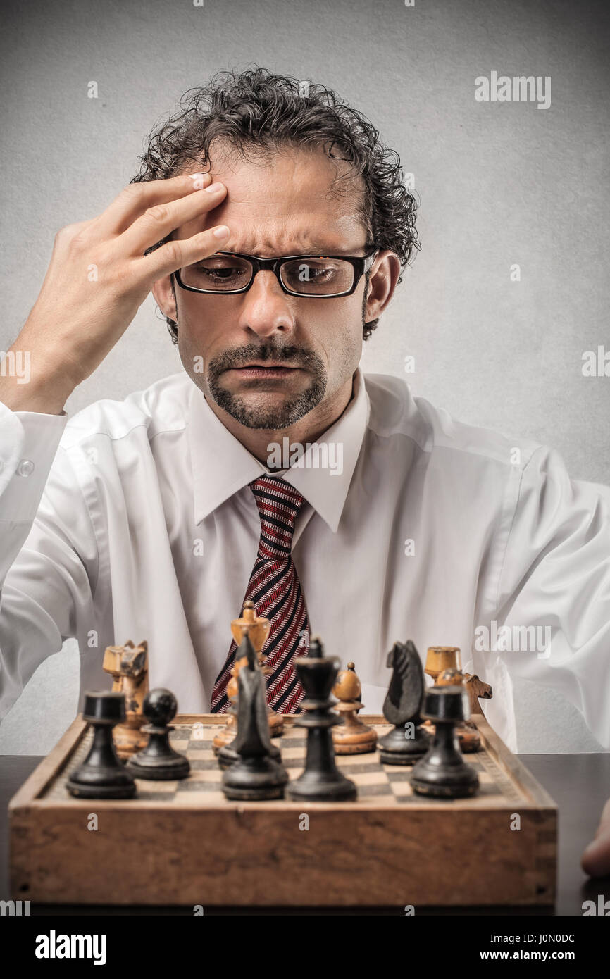 Geschäftsmann, die Schach spielen Stockfoto