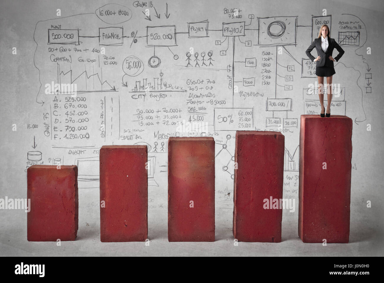 Geschäftsfrau, stehend auf Statistik Stockfoto