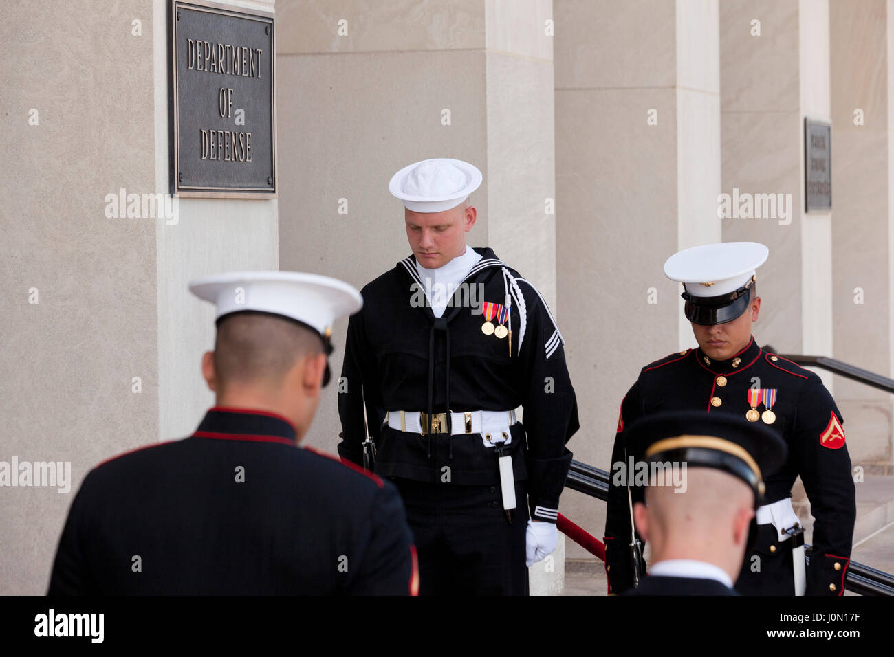 Ehren Cordon gemeinsame Service-Mitglieder am Pentagon Fluss Eingang während ausländische Würdenträger besuchen - Washington, DC USA Stockfoto