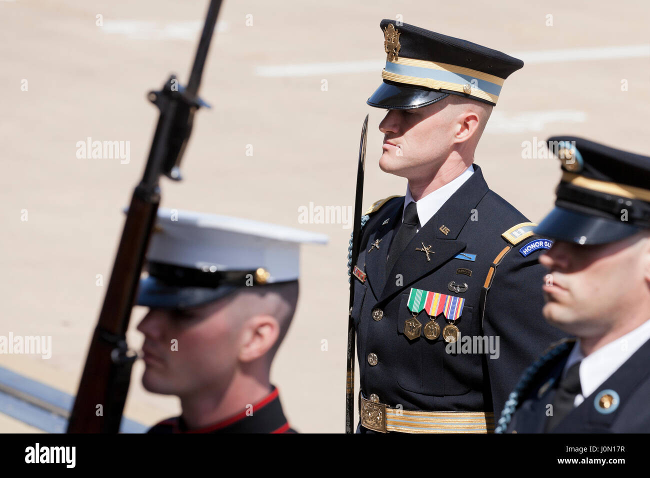 US Army Offizier im Gemeinsamen Dienst Ehren Cordon im Pentagon, Washington, DC, USA Stockfoto