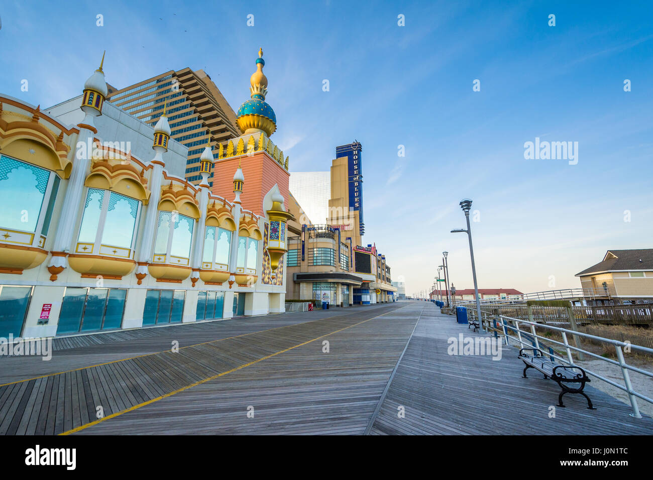 Gebäude entlang der Promenade in Atlantic City, New Jersey. Stockfoto