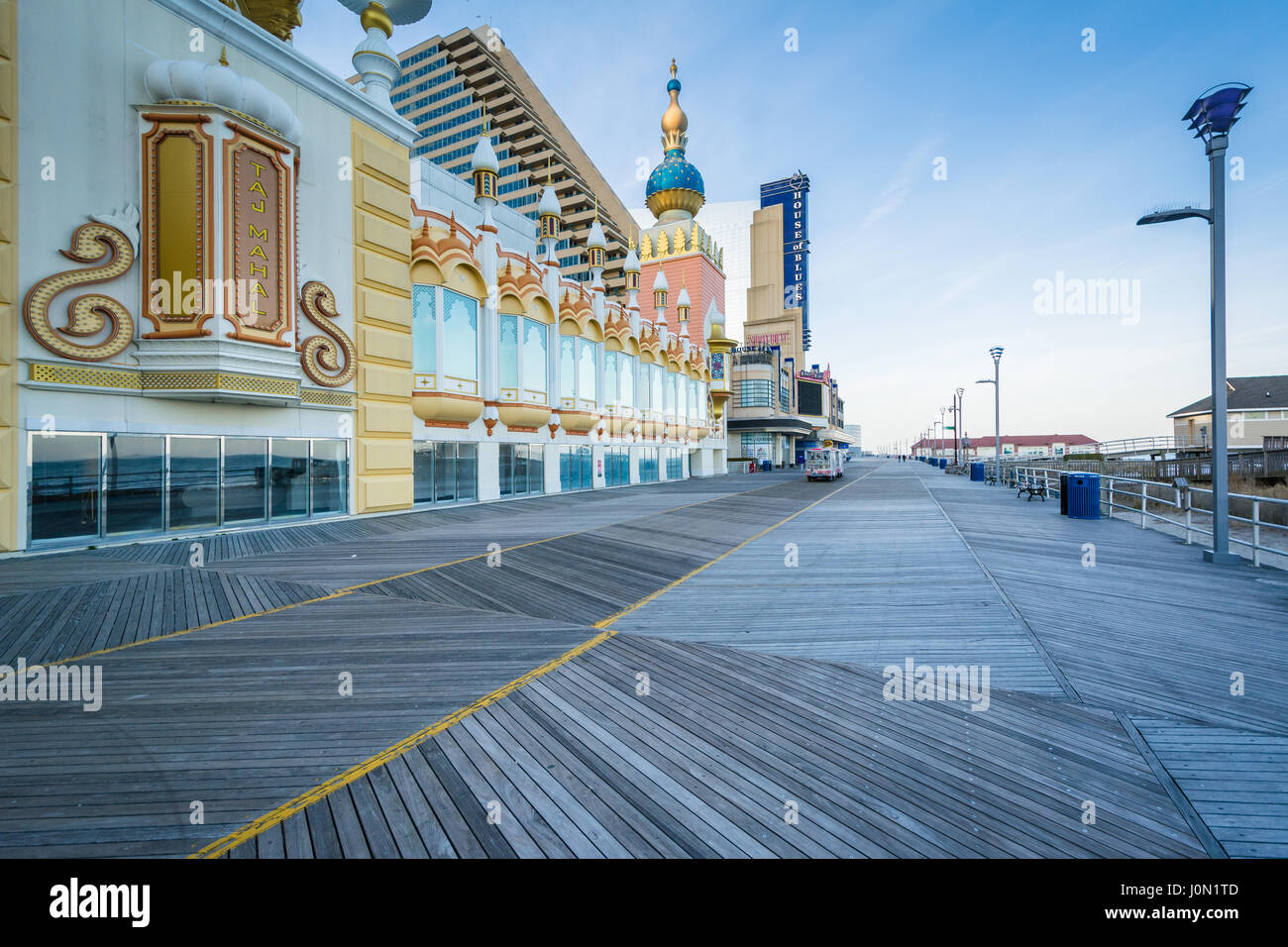 Gebäude entlang der Promenade in Atlantic City, New Jersey. Stockfoto