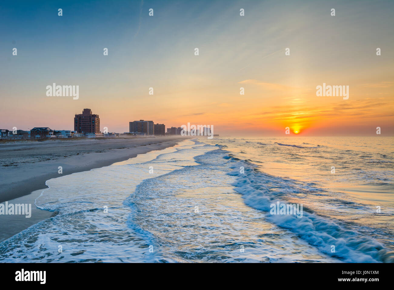 Der Atlantische Ozean bei Sonnenaufgang, in Ventnor City, New Jersey. Stockfoto