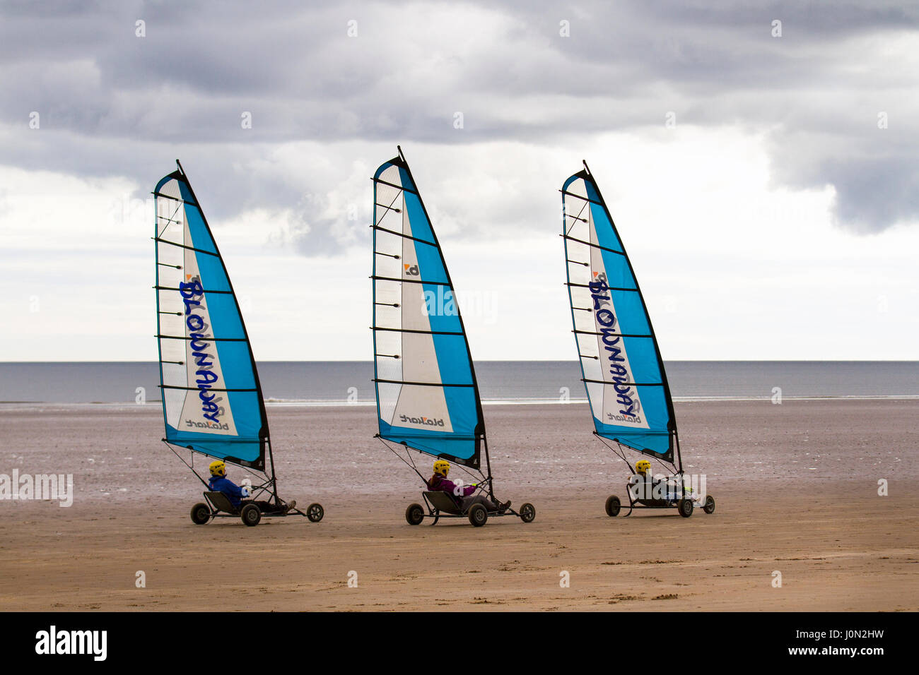 St. Andrews, Schottland. Großbritannien Wetter. 14. April 2017. Kälte mit Licht Wind und ruhiger See an der Küste wie Sand Yachten kämpfen um die macht obwohl Land Yachten drei-bis viermal schneller als die Geschwindigkeit des Windes reisen können. Die flachen Strände an der Ostküste von Schottland bieten die perfekte Umgebung für diese dynamische kleine Fahrzeuge. Kredite;  MediaWorldImages/AlamyLiveNews Stockfoto