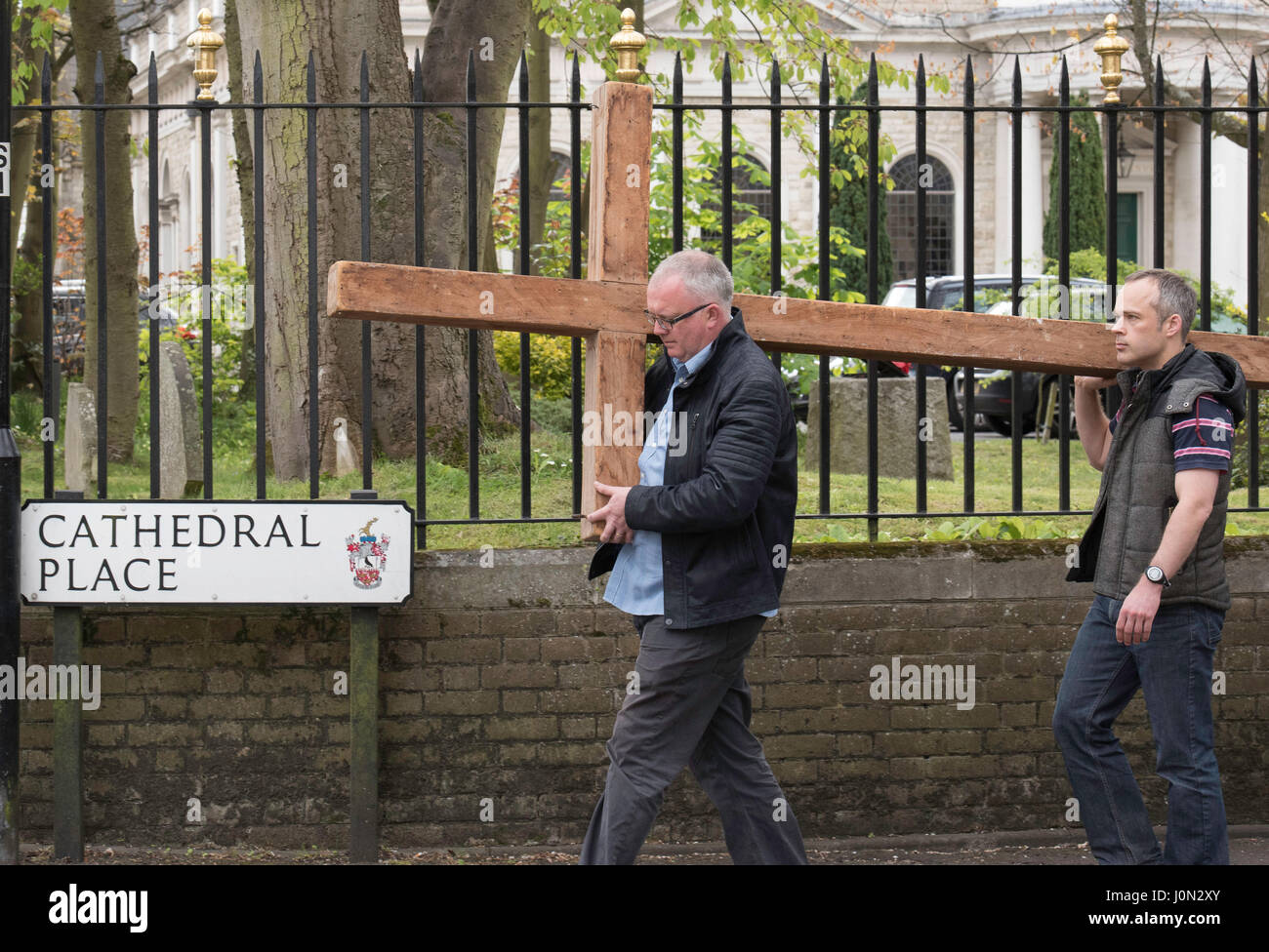 Brentwood, Essex, 14. April 2017; Karfreitag Walk of Zeuge Kathedrale Ort Brentwood Credit: Ian Davidson/Alamy Live-Nachrichten Stockfoto