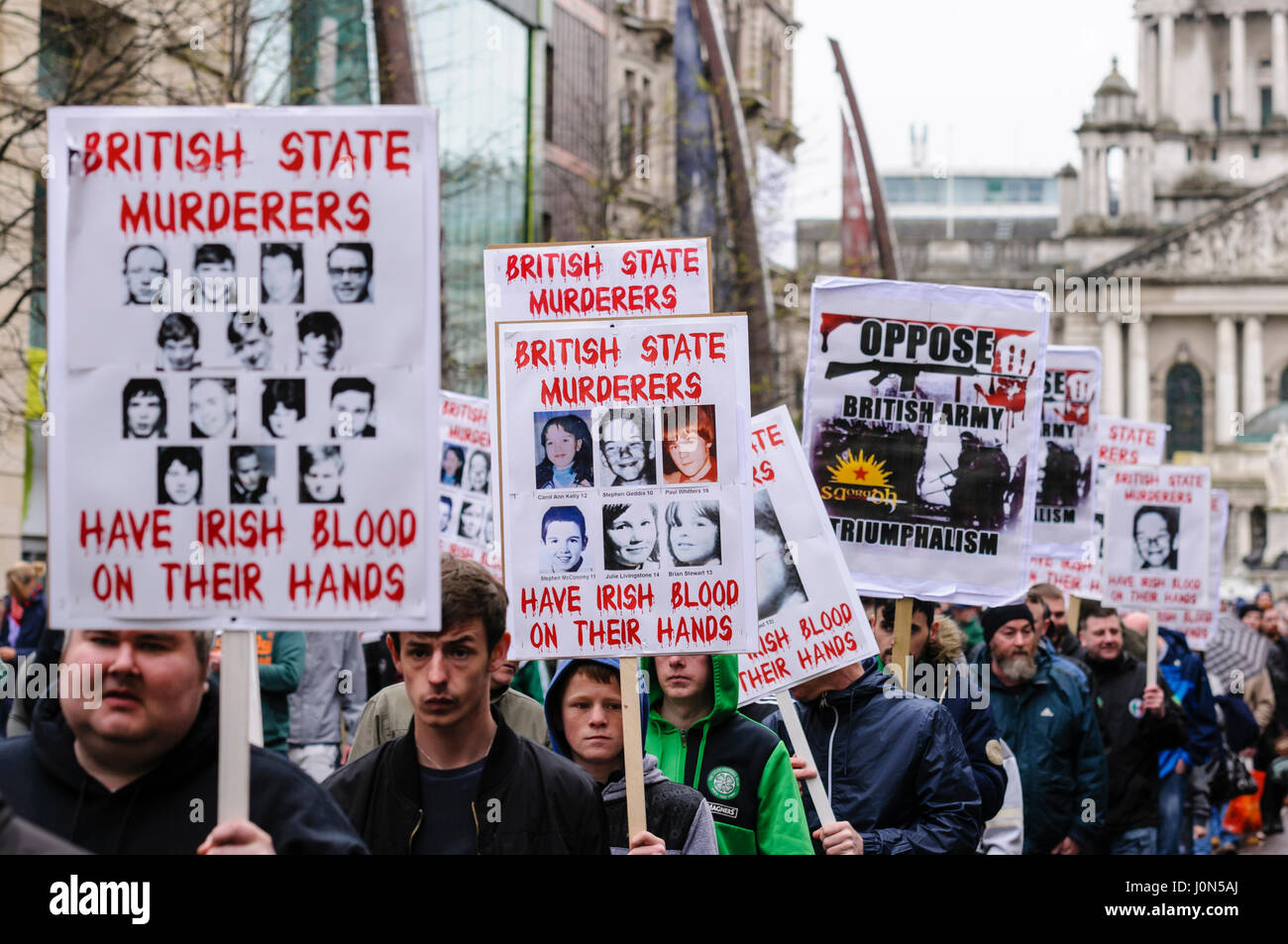 Belfast, Nordirland. 14 Apr 2017 - Irisch-republikanische Gruppe Saoradh Protest gegen britische Armee Veteranen in der City Hall von Belfast. Stockfoto