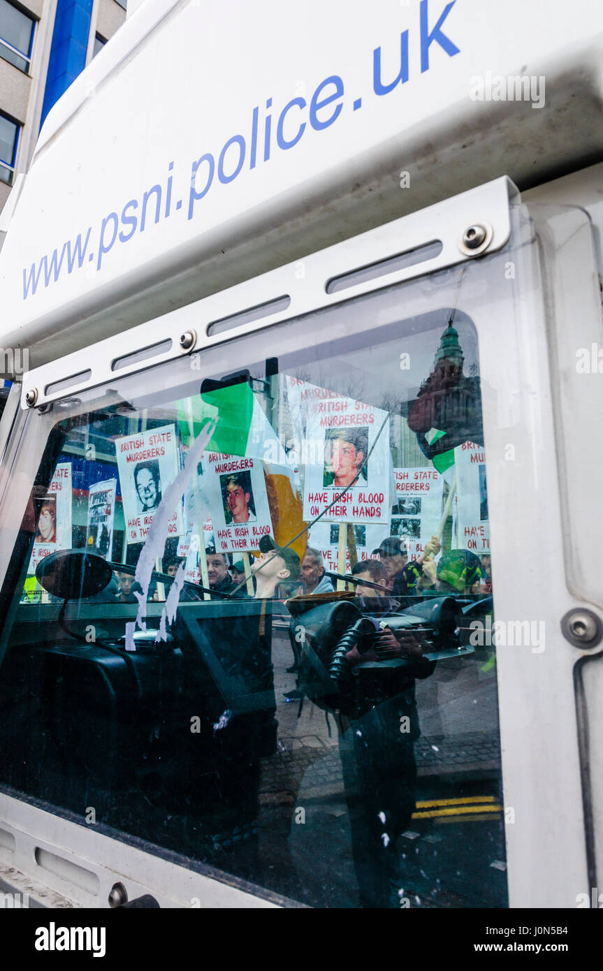 Belfast, Nordirland. 14 Apr 2017 - Irisch-republikanische Gruppe Saoradh Protest gegen britische Armee Veteranen in der City Hall von Belfast. Stockfoto