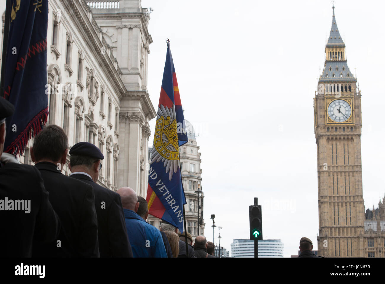 London, UK. 14. April 2017. Tausende von Veteranen, aus ganz Großbritannien besucht haben eine Großdemonstration in Whitehall, Central London.   Der Protest wurde von "Gerechtigkeit für Nordirland Veteranen", organisiert eine Gruppe empört über die jüngsten Verfolgung der ehemaligen britischen Soldaten, die zuvor in Nordirland während der Operation Banner (1969-2007) serviert.   Die Verhaftungen wurden von Abgeordneten und ehemaligen Soldaten, einschließlich Nordirland Sekretärin James Brokenshire und UK Premierminister Theresa May als eine politisch motivierte Witchunt beschrieben. Bildnachweis: Byron Kirk/Alamy Live-Nachrichten Stockfoto