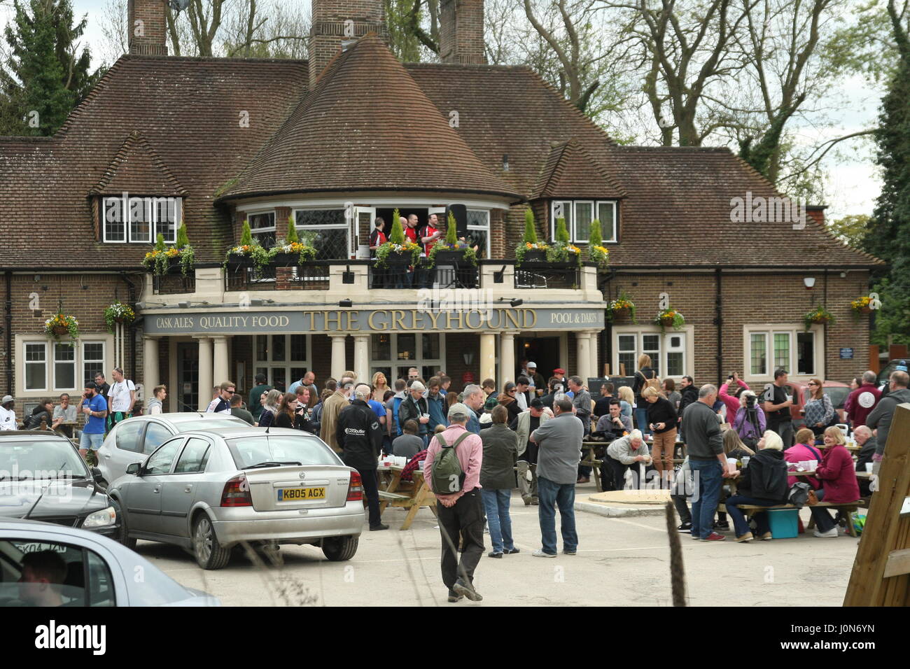 Tinsley Green, Sussex, UK. 14. April 2017. Die Marmor-Weltmeisterschaft 2017 erfolgt an der Greyhound Pub in Tinsley Green, wie es jeden Karfreitag seit 1932 getan hat. Bildnachweis: Roland Ravenhill/Alamy Live-Nachrichten Stockfoto