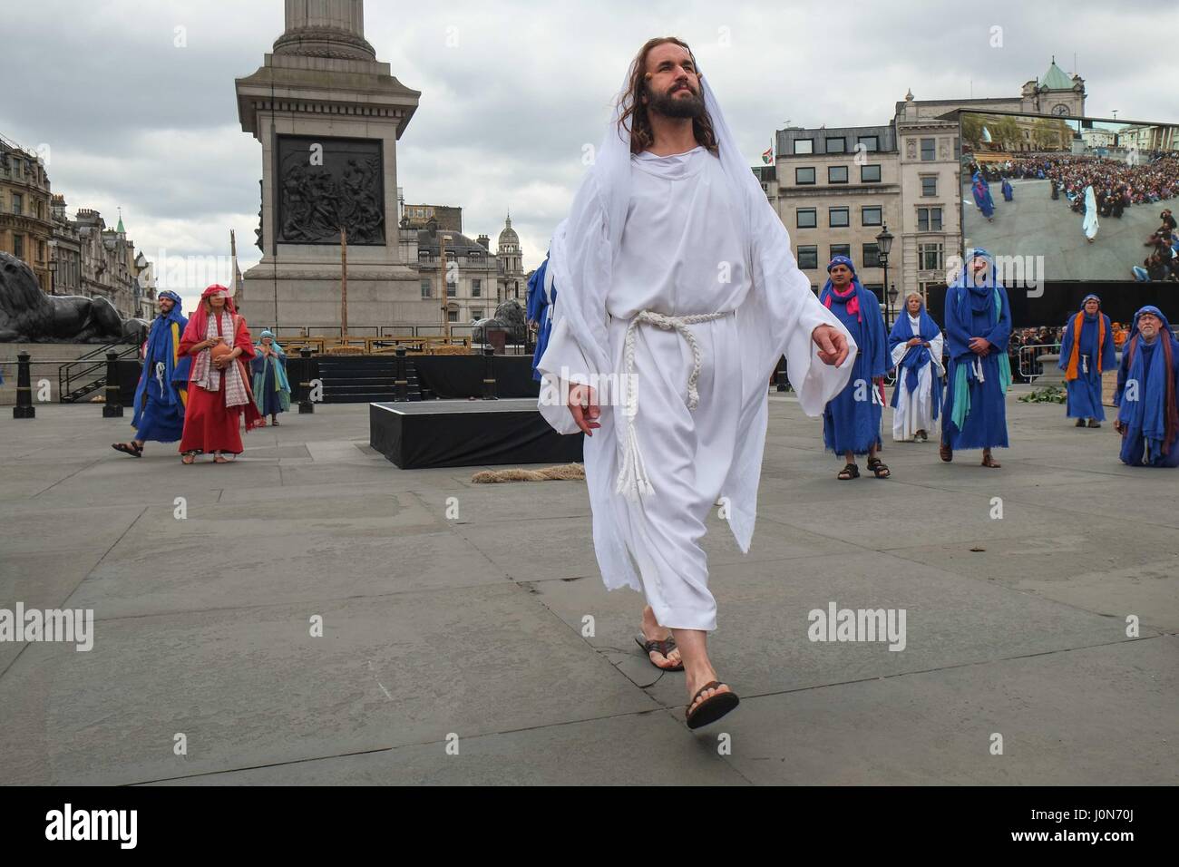 London, Großbritannien. 14 Apr, 2017. die Passion Jesu spielen durch die Wintershall Spieler im Londoner Trafalgar Square am Karfreitag. Credit: Claire Doherty/alamy live news Credit: Claire Doherty/alamy leben Nachrichten Stockfoto