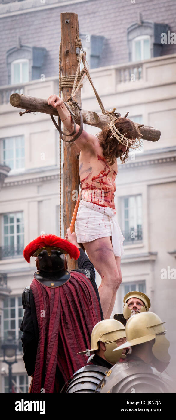 London, UK. 14. April 2017. Freiwillige reenacting die Passion Christi in Trafalgar Square Credit: Zefrog/Alamy Live News Stockfoto