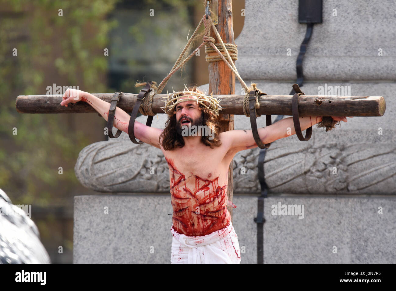 Kreuzigung. Karfreitag die Besetzung von Wintershall porträtierte die „Passion“ und die Auferstehung Jesu Christi auf dem Trafalgar Square als Bühne Stockfoto