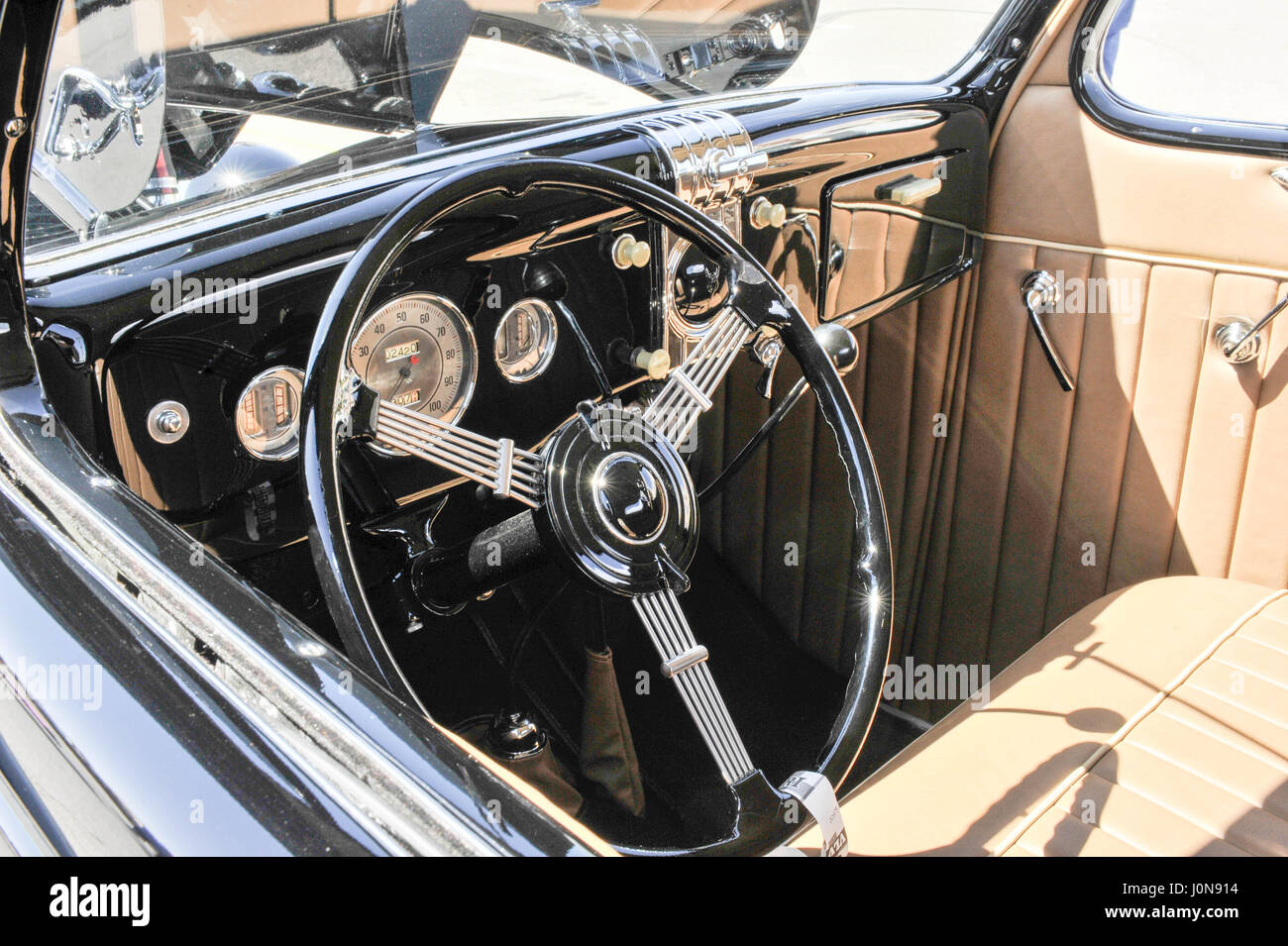 Las Vegas, Nevada, USA. 14. April 2017. David Sledge (Spotsylvania, Virginia) Besitzer dieses 1935 Ford drei Fenster-Coupé in seiner Familie seit über 50 Jahren bei Viva Las Vegas Rockabilly Weekend Car Show im Orleans Hotel and Casino am 14. April 2017. : Bildnachweis Marc Paulus: Marc Paulus/Alamy Live-Nachrichten Stockfoto