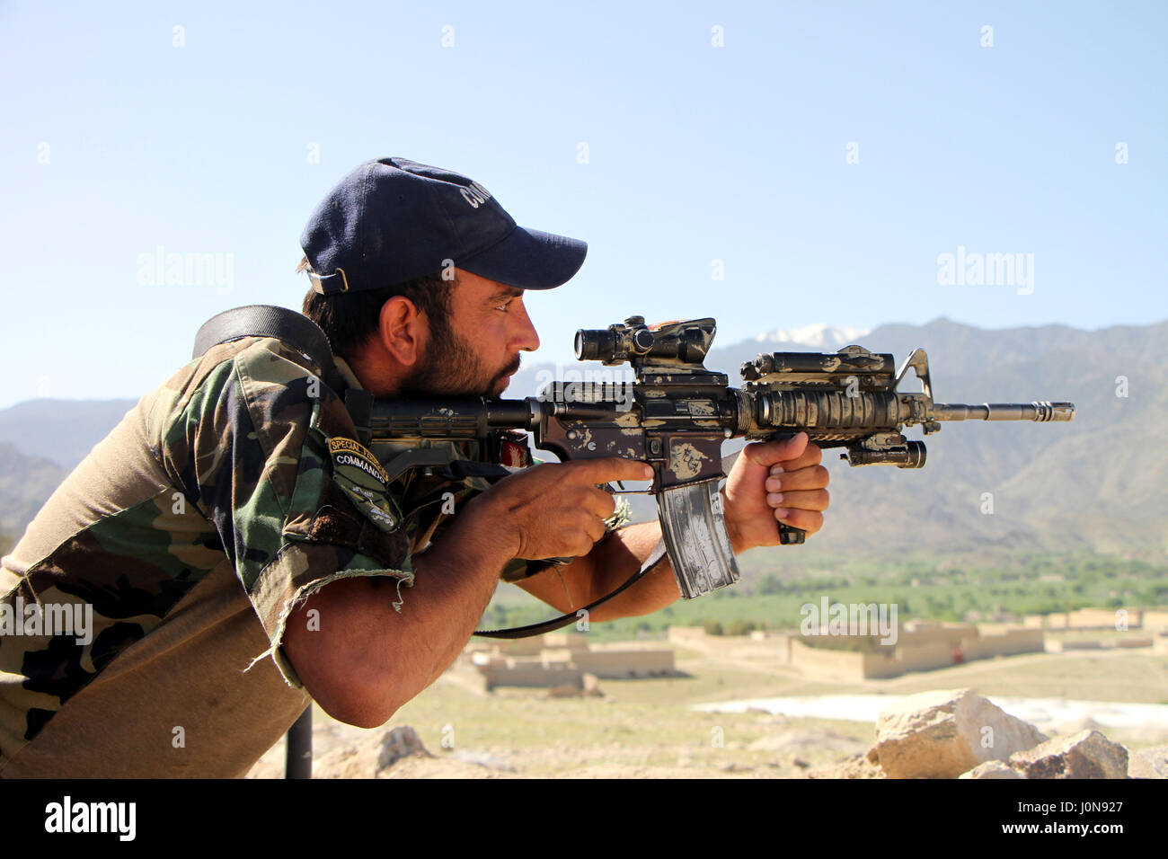 Nangarhar, Afghanistan. 14. April 2017. Ein afghanischer Soldat wird auf Nordwestspitze Bezirk von Nangarhar Provinz, Afghanistan, bereitgestellt, nachdem das US-Militär eine GBU-43 oder Massive Ordnance Air Blast (MOAB) Bombe auf eine IS Höhlenkomplex in Putao Bezirk, am 14. April 2017 fallen gelassen. Mindestens 82 Kämpfern der IS-Gruppe war nach der Razzia, die auch eine große IS Versteck zusammen mit mehreren Bunkern sowie einen 300 Meter langen Tunnel zerstört nach Attaullah Khogyani, Sprecher der Landesregierung getötet worden. (Xinhua/Rahman Safi) Bildnachweis: Xinhua/Alamy Live-Nachrichten Stockfoto