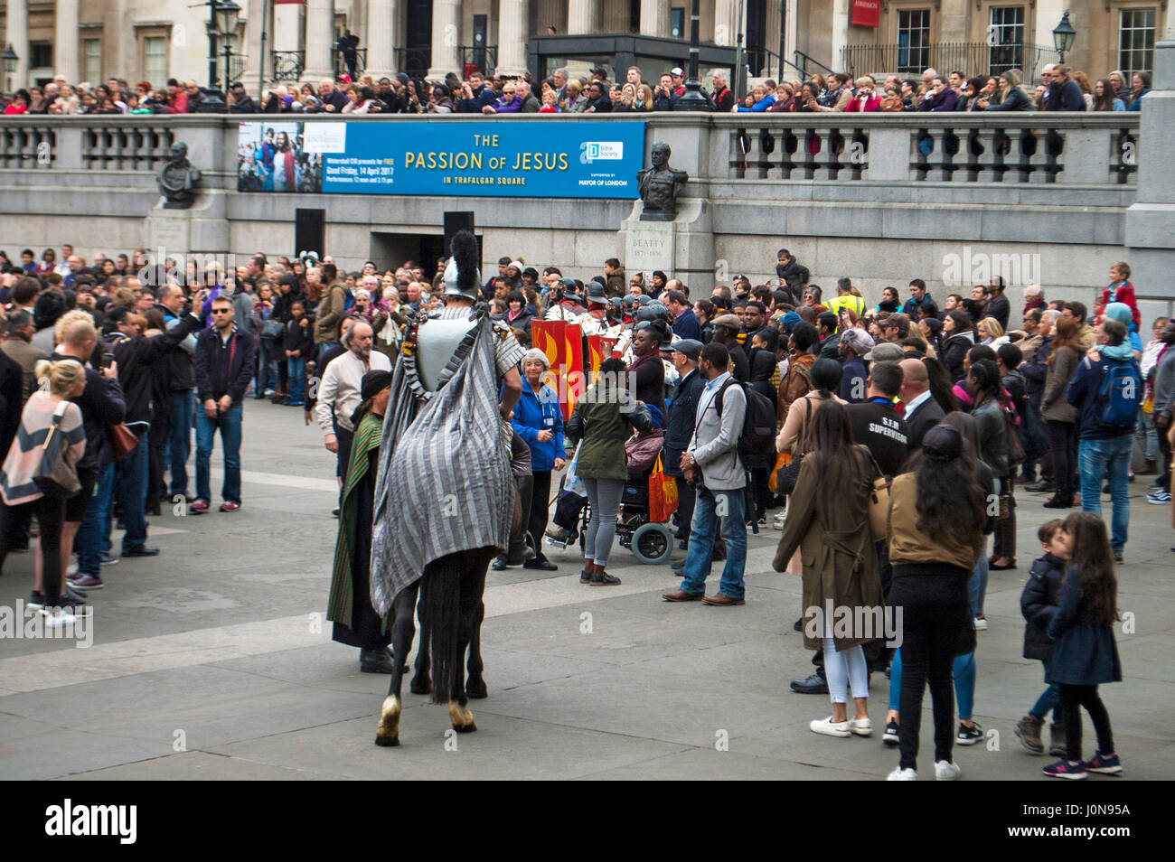 London, UK, 14. April 2017. Große Menschenmengen sehen "Die Passion Jesu" auf dem Trafalgar Square am Karfreitag. Bildnachweis: JOHNNY ARMSTEAD/Alamy Live-Nachrichten Stockfoto