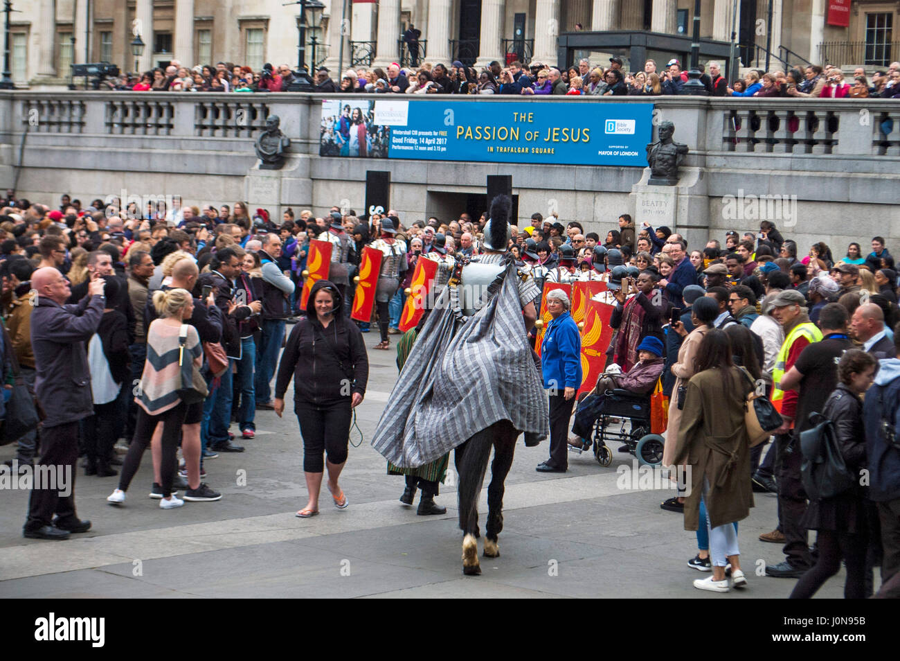 London, UK, 14. April 2017. Große Menschenmengen sehen "Die Passion Jesu" auf dem Trafalgar Square am Karfreitag. Bildnachweis: JOHNNY ARMSTEAD/Alamy Live-Nachrichten Stockfoto