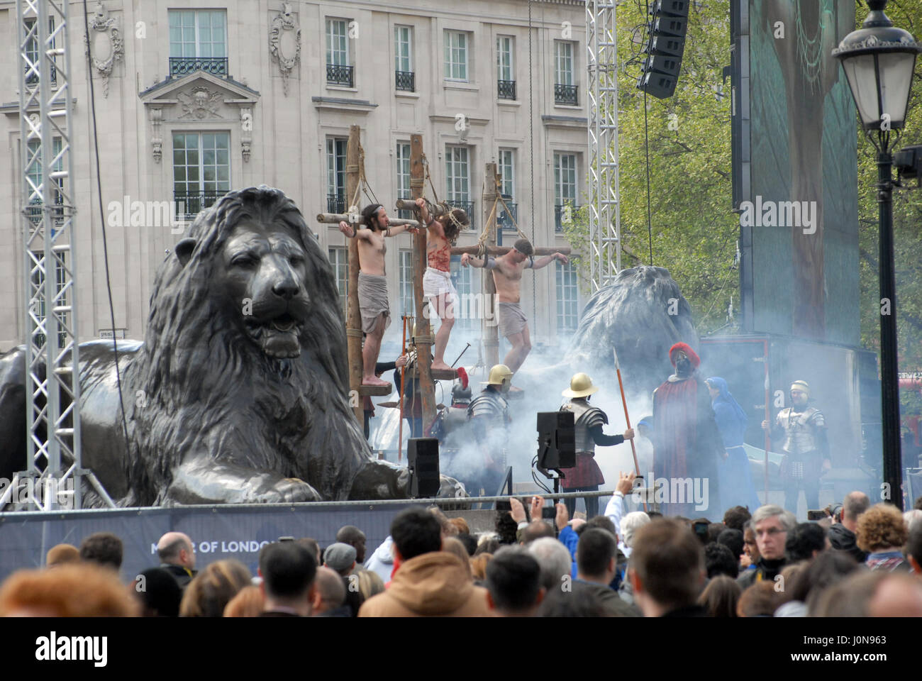 London, UK, 14. April 2017. Große Menschenmengen sehen "Die Passion Jesu" auf dem Trafalgar Square am Karfreitag. Bildnachweis: JOHNNY ARMSTEAD/Alamy Live-Nachrichten Stockfoto