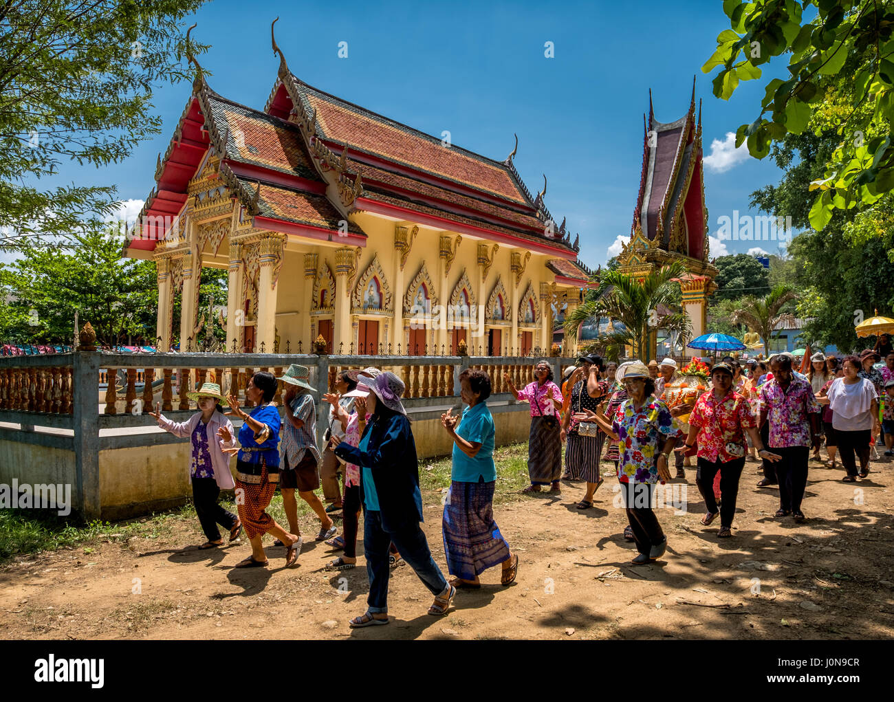 Nakhon Nayok, Thailand. 14. April 2017. Eine Prozession um die Ordinationshalle beginnt das fest. 14. April 2017. Bildnachweis: Lee Craker/Alamy Live-Nachrichten Stockfoto
