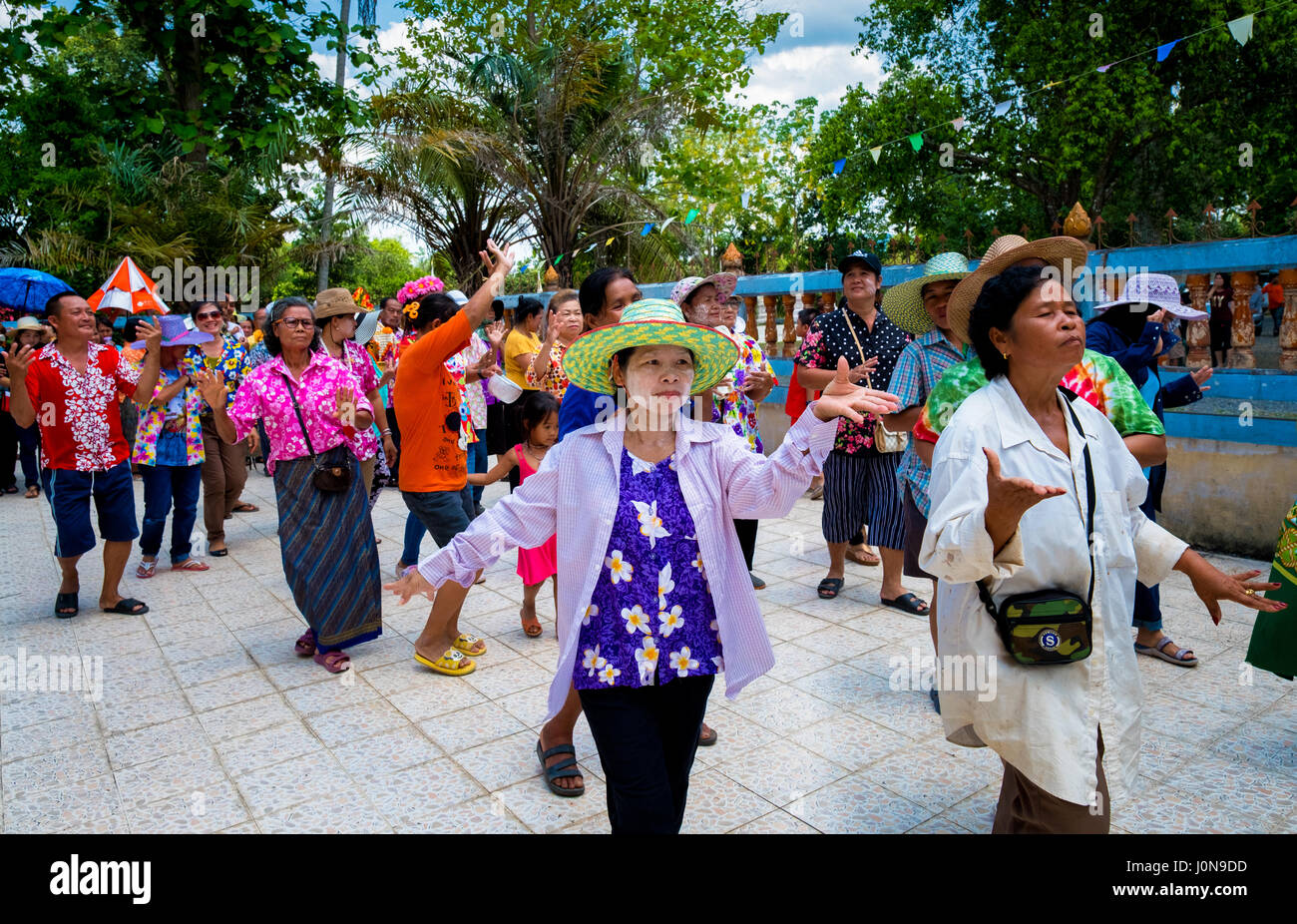 Nakhon Nayok, Thailand. 14. April 2017. Dorfbewohner Tanz in einer Prozession um die Ordinationshalle um die Feierlichkeiten für den 2. Tag des Songkran im ländlichen Thailand beginnen. 14. April 2017. Bildnachweis: Lee Craker/Alamy Live-Nachrichten Stockfoto